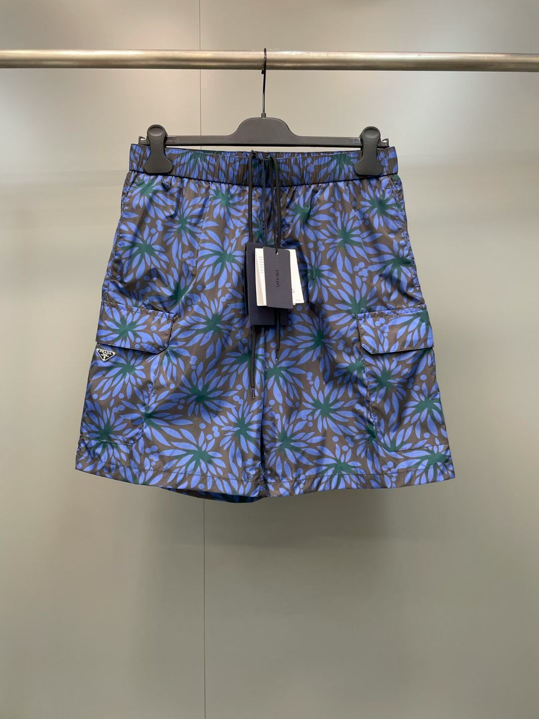 NO:852889,Pjia 26ss is the new and highest version on the market. The girl inspects the goods and trims the three marks on the threads. You can post pictures and take videos after delivery. If you want quality and service, please add me on WeChat. We do not accept urgent orders. This is the highest version on the market decorated with contrasting color patterns. The girl inspects and trims the goods.  There are three marks on the thread, pictures and videos can be sent before delivery. If you want quality or service, please add me on WeChat. We will not accept urgent orders. Drawstring shorts, made of recycled nylon. Functional details and unique elements make this garment a pure expression of Prada's vision.  Size S.M.L.XL.,Prada-clothing,prada,prada,shorts,19860909P家26ss新市面最高版本小妹验货、修剪线头上三标、发货可发图及拍视频,要品质要服务的加我微信,不接急单.款撞色图案设计装饰这市面最高版本小妹验货、修剪线头上三标、发货可发图及拍视频,要品质要服务的加我微信,不接急单.款抽绳短裤,采用再生尼龙材质.功能细节和独特元素使这件服装成为Prada愿景的纯粹表达. 码数S.M.L.XL.,普拉达-服装,prada,prada,shorts,,Women's clothing