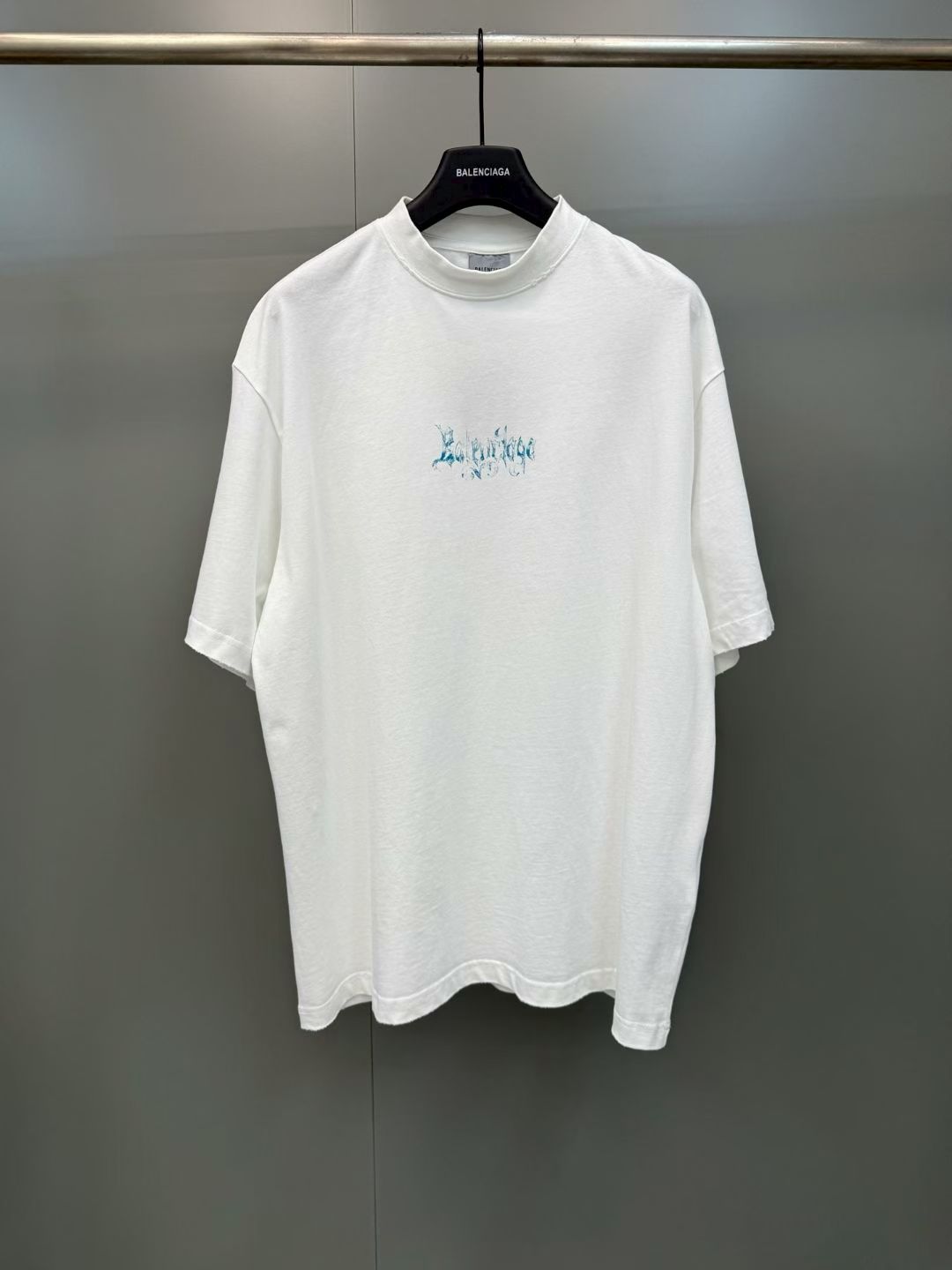 NO:855655,BLCG 26SS Gothic printed short-sleeved, 40-count double yarn fine cotton plain weave fabric 200g, cross stretch rib 350g, co-dyed in the same vat with no color difference, glue eco-friendly printing, no odor, washed and worn, time-consuming and laborious, just to restore the original version, the fabric is enzyme washed, not easy to shrink and deform, complete three standards, fitted version Size s-XL, Balenciaga-clothing, balenciaga, T-shirt,19860909BLCG 26SS 哥特印花短袖,40支双纱精疏棉平纹面料200克,十字拉架罗纹350克,同缸共染无色差,胶浆环保印花,无异味,洗水磨破,费时费力,只为还原原版,面料酵洗,不易缩水变形,三标齐全,合身版型 尺码s-XL,巴黎世家-服装,balenciaga,T-shirt,,Women's clothing