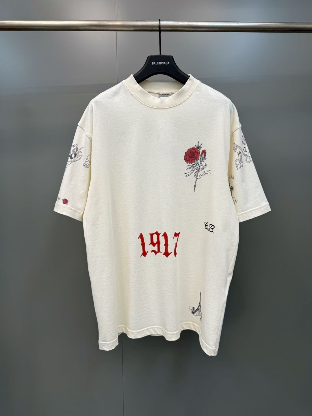 NO:855662,BLCG 26SS tattoo pattern short sleeves, custom-dyed 40-count double-yarn fine cotton 200 grams, cross stretch rib 350 grams, co-dyed in the same vat with no color difference, digital direct injection, clear three-dimensional pattern, fabric enzyme wash, not easy to shrink and deform, customized hardware, complete three standards, fitted version, size s-XL, Balenciaga-clothing, balenciaga, T-shirt,19860909BLCG 26SS 纹身图案短袖,定染40支双纱精疏棉200克,十字拉架罗纹350克,同缸共染无色差,数码直喷,清晰立体图案,面料酵洗,不易缩水变形,定制五金,三标齐全,合身版型 尺码s-XL,巴黎世家-服装,balenciaga,T-shirt,,Women's clothing