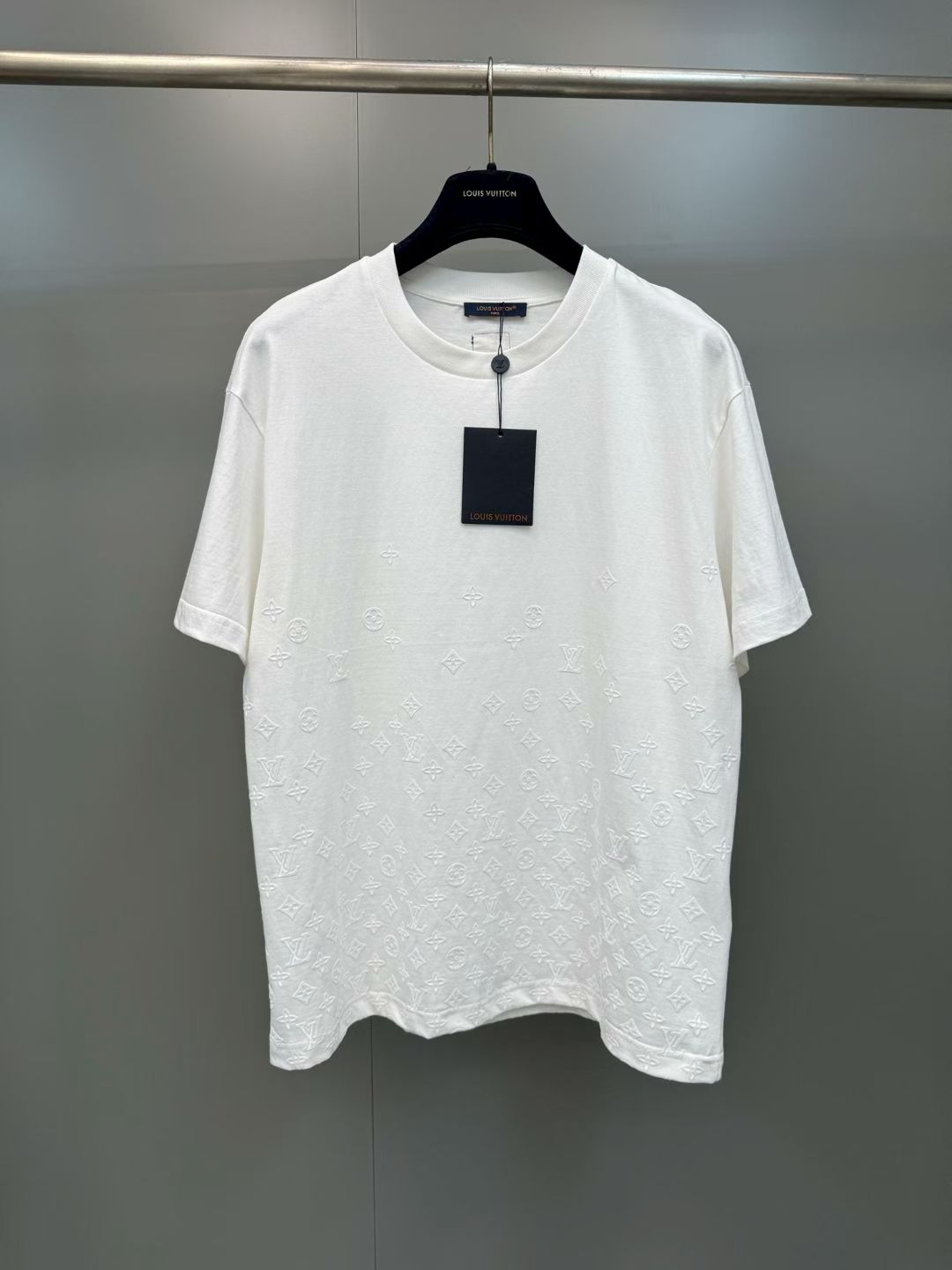 NO:855633,1v 26ss hem flocked short sleeves, purchased and developed at the first time, using g 12 count fine cotton plain fabric, the flocking pattern gradient is a combination of environmentally friendly elastic glue printing + thick plate flocking process, the pattern is treated with the same tone process. The starting position and gradient of the printing are precisely controlled, a dense pattern starts from the hem, gradually becomes sporadic embellishment upwards until it disappears, the thick plate flocking process is done through electrostatic flocking technology, three standards are complete, size s-XL  Code 1704140,Louis Vuitton-clothing,louis vuitton,T-shirt,198609091v 26ss 下摆植绒短袖 第一时间原版购入开发,采用g 12支精棉平纹面料,植绒图案渐变呈环保弹力胶浆印花+厚板植绒工艺相结合,图案采用同色调工艺处理.精准控制印花的起始位置与渐变,从距下摆处开始出现密集图案,向上渐变为零星点缀直至消失,厚板植绒工艺通过静电植绒技术吃,三标齐全, 尺码s-XL 编码1704140,路易威登-服装,louis vuitton,T-shirt,,Women's clothing