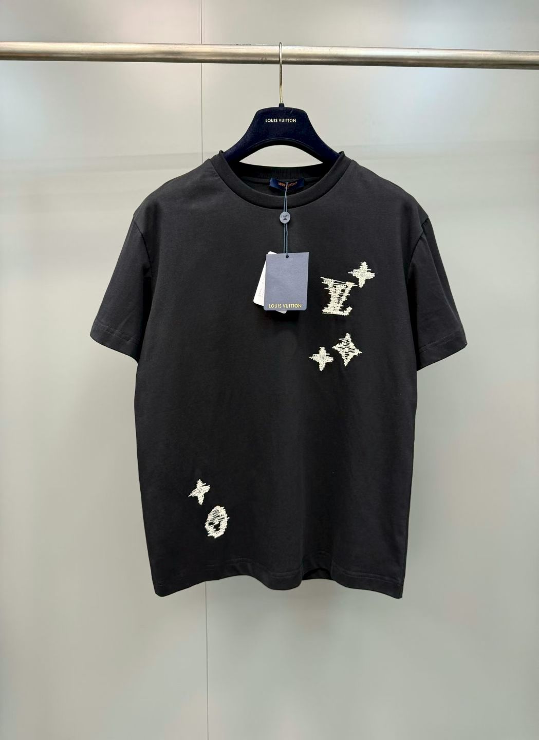 NO:855641,1V 26ss Line Embroidery Short Sleeve Made of 15-count special woven compact cotton 230g, this lightweight summer cotton T-shirt has a soft texture and is decorated with the series' iconic Monogram Sashiko embroidery. The design is inspired by traditional Japanese craftsmanship, with contrasting yarns embroidered with a textured Monogram logo. The exquisite workmanship injects original style into the classic wardrobe. Embroidered logo pattern is embellished on the front and back. Size: s-XL, Louis Vuitton-clothing, louis  vuitton,T-shirt,198609091V 26ss 线条刺绣短袖 采用15支特纺紧密棉230g,本款轻盈夏日棉质 T 恤质感柔和,饰有本系列标志性 Monogram Sashiko 刺绣.设计灵感源自日本传统工艺,以撞色纱线绣饰纹理感 Monogram 标识.精工之作为经典衣橱注入匠心格调.前后点缀刺绣标识图案 尺码:s-XL,路易威登-服装,louis vuitton,T-shirt,,Women's clothing