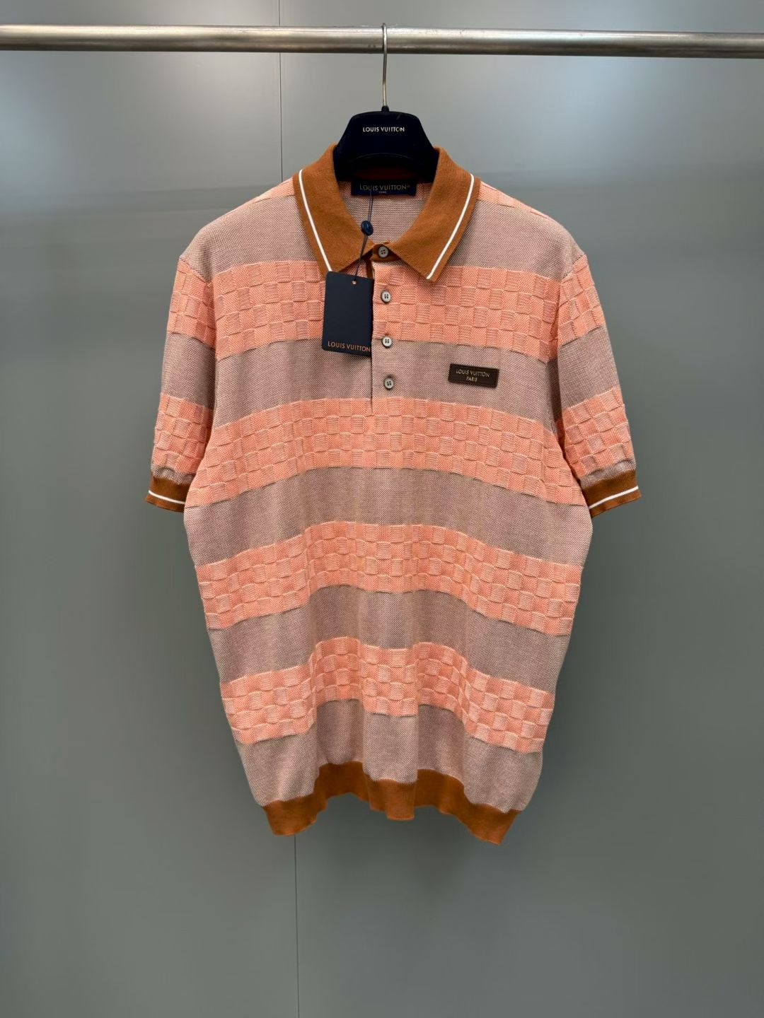NO:855648,Lujia 26ss spring and summer series new spliced ​​checkerboard leather badge leather brand POLO shirt T-shirt short-sleeved high version. Size S.M.L.XL., Louis Vuitton-clothing, louis vuitton, louis vuitton, louis vuitton, T-shirt, tees, t-shirt,19860909驴家 26ss春夏系列新款拼接棋盘格皮徽章皮牌POLO衫T恤短袖 高版本. 码数S.M.L.XL.,路易威登-服装,louis vuitton,louis vuitton,louis vuitton,T-shirt,tees，t-shirt,,Women's clothing