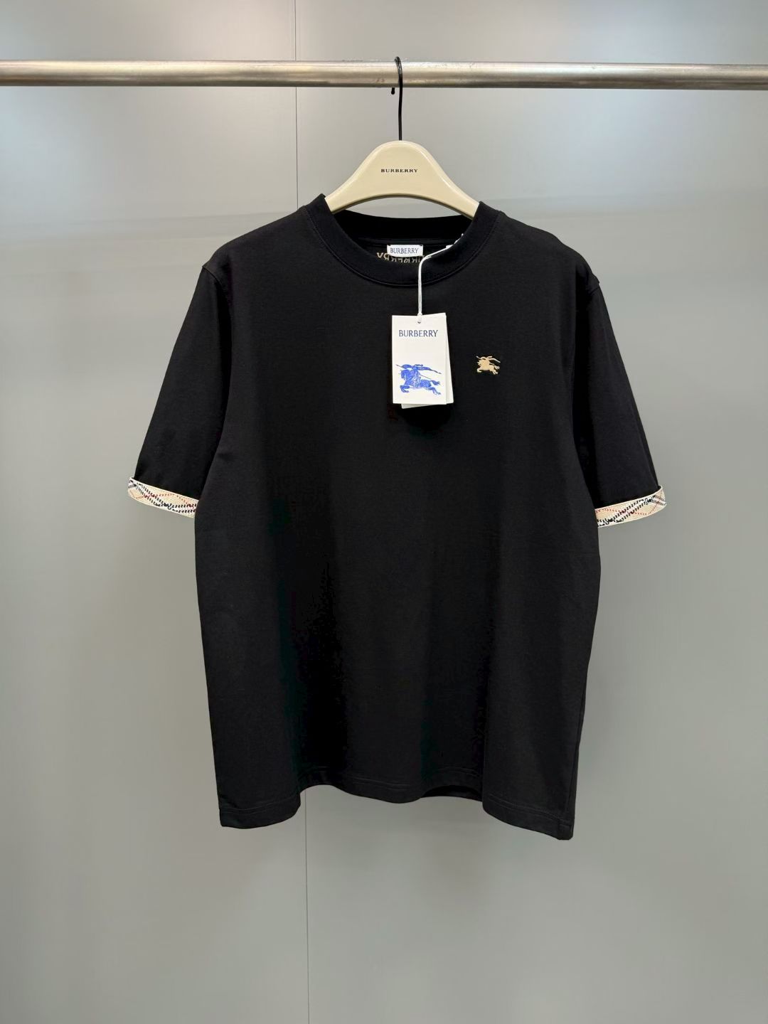 NO:855614,BBR 26ss new spring and summer series T-shirt, made of plain woven cotton fabric, presents a casual fit. Embellished with EKD embroidery, the edges of the cuffs are integrated with Burberry plaid ribbons, and are interpreted in the iconic sand beige color. Size S.M.L.XL., Burberry-clothing, burberry,19860909BBR 26ss新款春夏系列T 恤衫,选用平织棉面料制成,呈现休闲版型.点缀马术骑士徽标（EKD）刺绣,袖口边缘融入 Burberry 格纹饰带,以标志性沙米色演绎. 码数S.M.L.XL.,博柏利-服装,burberry,,Women's clothing