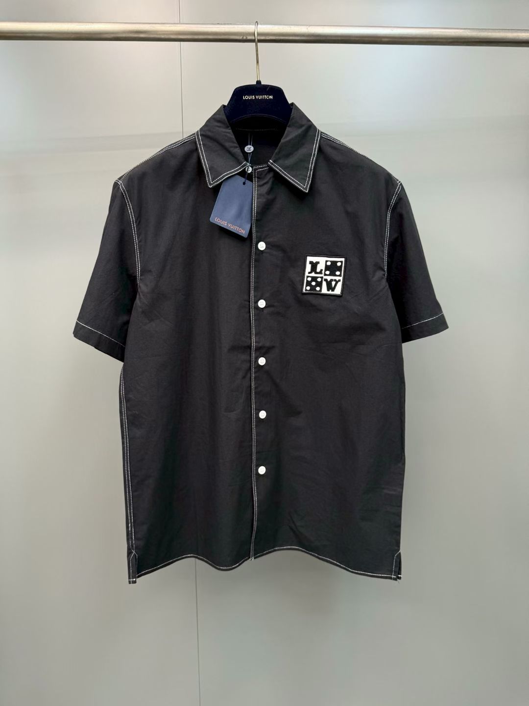 NO:855590,1V 24SS letter embroidered shirt is made of 50-count plain brocade plain fabric, which is similar to canvas and has the function of anti-wrinkle and breathability. The inner lining is 75D lining, and the back chapter is imported embroidery. Special sewing technology, open stitching of the whole garment, customized 11 buttons, customized 11 trademarks, complete three standards, size s-L, Louis Vuitton-clothing, louis vuitton, shirts,198609091V 24SS 字母刺绣衬衫 采用50支素锦平纹布类似帆布面料,具有抗皱透气的功能.内里75D衬布,后背章仔采用进口刺绣.特殊缝纫工艺整衣明线车线,定制11纽扣,定制11商标,三标齐全, 尺码s-L,路易威登-服装,louis vuitton,shirts,,Women's clothing