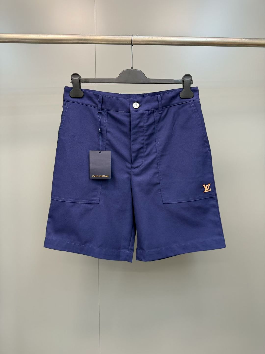 NO:855600,Lujia 26ss new primary color denim vegetable tanned leather label cotton shorts, the side seams of the trouser legs are decorated with the original color vegetable tanned leather LV letter label, which will oxidize and change color with wear, forming a unique retro patina effect; the topstitching uses LV's iconic yellow stitching, and the counter-level wiring details are reproduced. The code number is S.M.L.XL., Louis Vuitton-clothing, louis vuitton, louis vuitton, louis vuitton, louis  vuitton,shorts,19860909驴家 26ss新款原色丹宁植鞣革皮标棉质短裤,裤脚侧缝点缀原色植鞣革LV字母皮标,会随穿着氧化变色,形成独特的复古包浆效果；明线采用LV标志性黄色缝线,复刻专柜级走线细节 码数S.M.L.XL.,路易威登-服装,louis vuitton,louis vuitton,louis vuitton,louis vuitton,shorts,,Women's clothing