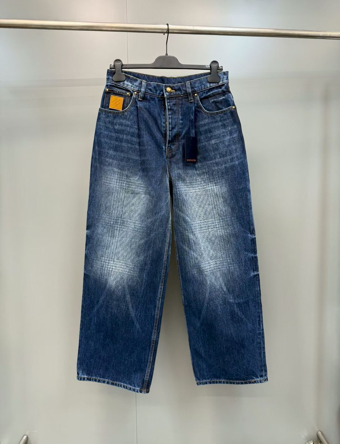 NO:855605,1V 26ss light and shadow jeans are made of imported high-density machine-woven denim twill structure, with a retro and old-fashioned washing process to restore the old texture. The special process of partial heavy washing is full of visual sense, light and shadow effects, and the details are in place. Custom-made molded pure copper hardware opening and closing buttons. The small leather label is made of suede material, and the wiring is regular. Size 30-32-34-36, Louis Vuitton-clothing, louis  vuitton,jeans,chamois leather,198609091V 26ss 光影牛仔裤 进口高密度器械编织丹宁斜纹布结构的面料,复古做旧的洗水工艺,还原陈旧质感.局部重水洗的特殊工艺处理,视觉感十足,光影效果,细节处理十分到位.定制开模纯铜五金开合纽扣.小皮标采用麂皮材质,走线规整. 尺码30-32-34-36,路易威登-服装,louis vuitton,jeans,chamois leather,,Women's clothing