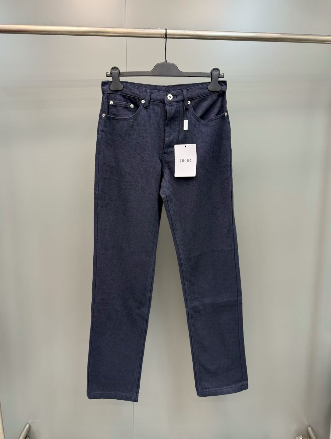 NO:855571,CD 26SS jacquard jeans, custom-dyed cotton 12 Arcelor jacquard fabric, new product launched in 2026, jacquard logo printed all over, customized machine-made hardware, complete three standards, ready-to-wear enzyme wash, not easy to shrink and deform, fitted version, size 38-39-40-41, Dior-clothing, dior, jeans,19860909CD 26SS 提花牛仔裤 定制定染棉12安赛络纺提花面料,26年新品上市,满印提花logo,定制机打五金,三标齐全,成衣酵洗,不易缩水变形,合身版型 尺码38-39-40-41,迪奥-服装,dior,jeans,,Women's clothing