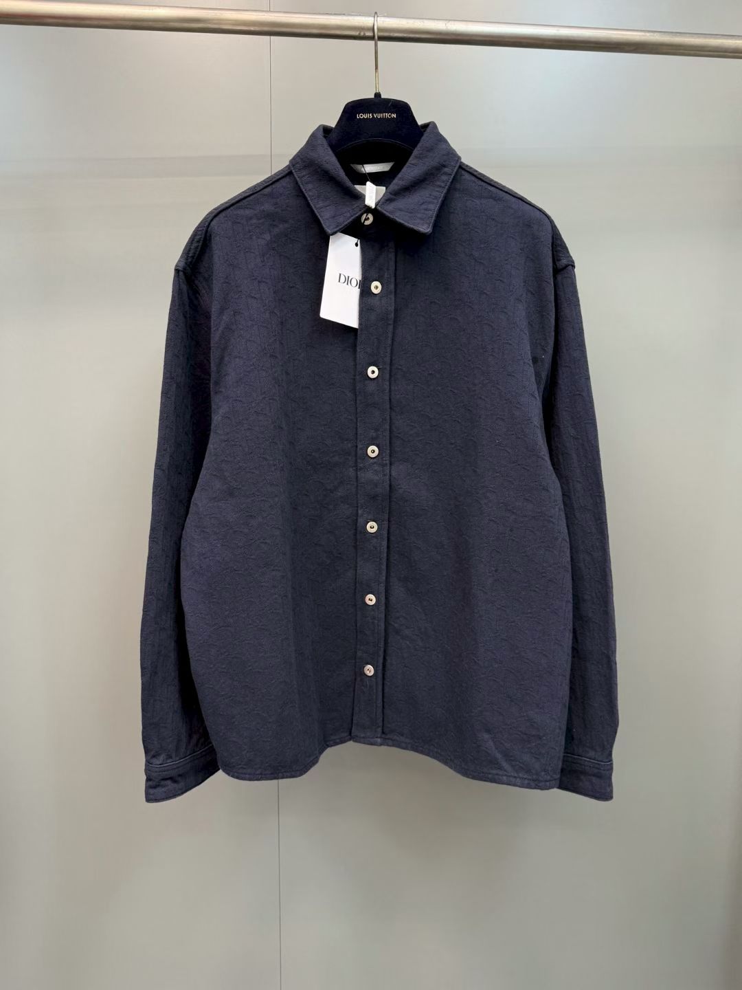 NO:855580,CD 26SS jacquard denim shirt jacket, custom-dyed cotton 12 Arcelor jacquard fabric, new product launched in 2026, jacquard logo printed all over, customized machine-made hardware, complete three standards, ready-to-wear enzyme wash, not easy to shrink and deform, fitted version, size 38-39-40-41, Dior-clothing, dior, jackets & coats, shirts,19860909CD 26SS 提花牛仔衬衫外套 定制定染棉12安赛络纺提花面料,26年新品上市,满印提花logo,定制机打五金,三标齐全,成衣酵洗,不易缩水变形,合身版型 尺码38-39-40-41,迪奥-服装,dior,jackets & coats,shirts,,Women's clothing