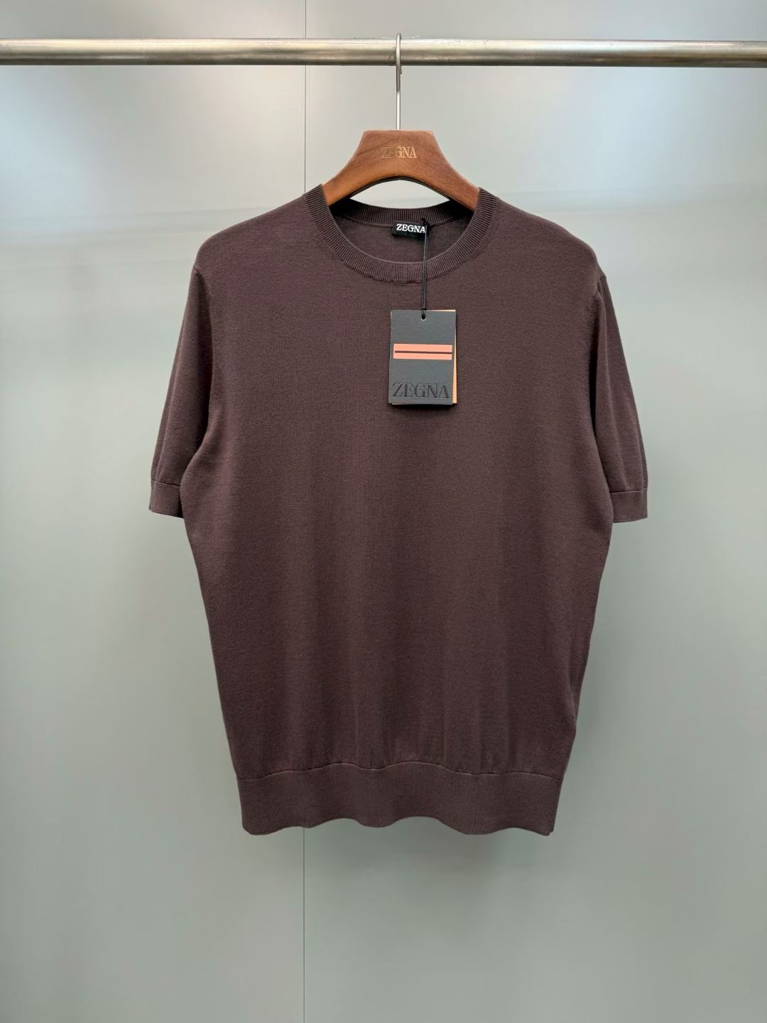 NO:855555,ZG new season Premium Cotton cotton  Knitted short-sleeves, this style is made of Zegna's proprietary Premium cotton fabric. It is elegant, timeless and durable, highlighting the charm of sophisticated casual wear. The classic short-sleeved silhouette with a round neck adds a casual atmosphere. The Premium cotton yarn used in this garment is only refined from long cotton fibers. It has strength, softness and durability and can give a luxurious texture to daily looks. Ribbed hem and cuffs. Fabric cotton, SIZE: 46 48  50 52,men's clothing,miumiu,zegna,T-shirt,19860909ZG当季新款Premium Cotton 棉质 针织短袖,此款采用杰尼亚专有的Premium棉质面料制成,优雅隽永,经久耐穿,彰显考究休闲服饰魅力,圆领经典短袖廓形增添闲适气息,这款服装所用的Premium棉质纱线仅甄选长棉纤维精制而成,兼具强韧度、柔软性和耐用性,能够为日常造型赋予奢华质感,罗纹下摆和袖口.面料棉,SIZE:46 48 50 52,男装,miumiu,zegna,T-shirt,,Women's clothing