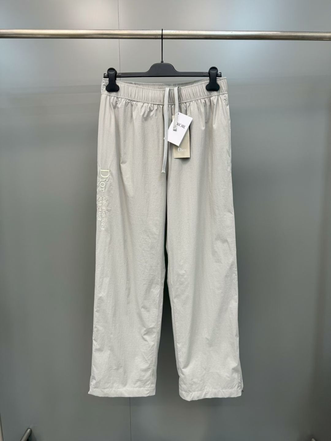NO:857832,Dior 26ss new sports trousers reinterpret the elegance of classic sportswear. They are carefully made of gray technical fabrics, loosely cut, with an elastic waistband and zipper legs to enhance the style, and are embellished with Dior Montaigne embroidery on the sides. The style is fashionable and comfortable, and can create a variety of refined or casual looks. Size S.M.L.XL., Dior-clothing, dior, dior,19860909迪奥 26ss新款运动长裤重新诠释经典运动服饰的优雅气质.采用灰色科技面料精心制作,宽松剪裁,搭配弹力腰头和拉链裤腿提升格调,侧面点缀以 Dior Montaigne 刺绣.款式时尚舒适,可打造各种精致或休闲的造型. 码数S.M.L.XL.,迪奥-服装,dior,dior,,Women's clothing
