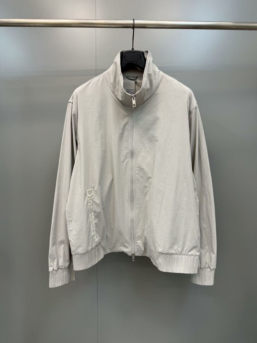 NO:857841,Dior's new 26ss sports jacket reinterprets the elegance of classic sportswear. It is carefully made of gray technical fabrics and has a loose cut. It is equipped with an elastic waistband and zippered legs to enhance the style. It is embellished with Dior Montaigne embroidery on the side. The style is fashionable and comfortable, and can create a variety of refined or casual looks. Size S.M.L.XL., Dior-clothing, dior, dior, jackets & coats,19860909迪奥 26ss新款运动夹克重新诠释经典运动服饰的优雅气质.采用灰色科技面料精心制作,宽松剪裁,搭配弹力腰头和拉链裤腿提升格调,侧面点缀以 Dior Montaigne 刺绣.款式时尚舒适,可打造各种精致或休闲的造型. 码数S.M.L.XL.,迪奥-服装,dior,dior,jackets & coats,,Women's clothing