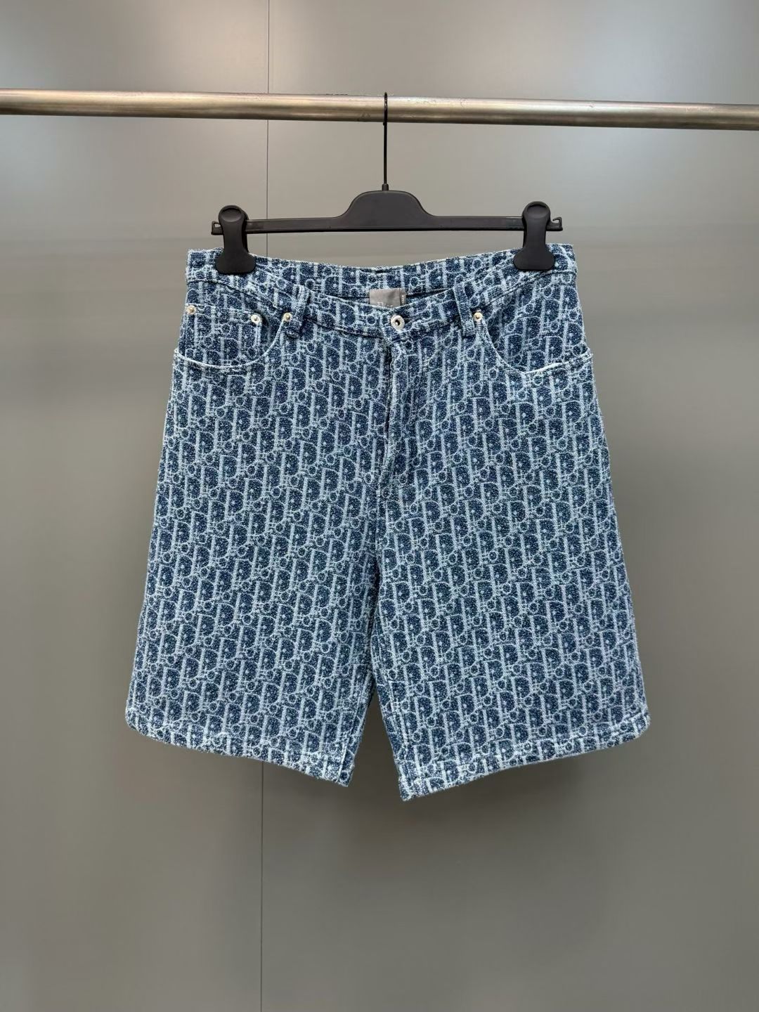 NO:857745,D's all-over printed denim shorts  The brand's exclusive custom-made heavy denim fabric has been treated with multiple rounds of washing, distressing and softening. The fabric feels crisp and stylish, with the matte texture of retro denim. The body is fully printed with classic presbyopia patterns. It uses high-precision denim reactive jacquard technology. The texture is distinct, the color transition is natural and delicate, and the pattern edges are clear and sharp. It can be worn and washed for a long time.  It is not easy to fade and crack, which fundamentally ensures the brand recognition and long-term durability of the single product. The overall shape is a classic loose short-sleeved shirt cut, paired with straight shorts of the same series. After multiple rounds of ergonomic data optimization, it takes into account the neat and straight street style and the slimming effect of modifying the body shape. It can easily cover the shortcomings of the body and also  It can create an effortless sense of luxury. The classic lapel design is paired with the brand's customized metal button placket to create a high-end texture with a minimalist design language. Luxurious details are hidden in the low-key, which perfectly interprets the brand's century-old classic aesthetics and deeply integrates retro denim style with modern wear texture. The collar and placket adopt reinforced locking technology.  It is not easy to loosen and deform after long-term wear, and it can maintain the stiffness of the pattern even after repeated wear; the classic denim blue color is versatile and does not matter the style. Wear it as a set to create a complete trendy look, and wear it separately to unlock a variety of matching possibilities., Dior-clothing, dior, dior, shorts, shirts, T-shirt,19860909D家满印老花牛仔短裤 采用品牌专属定制重磅牛仔面料,经过多轮水洗做旧与柔化工艺处理,面料触感挺括有型,自带复古牛仔的哑光肌理,衣身满印经典老花图案,采用高精度牛仔活性提花工艺,纹理凹凸分明,色彩过渡自然细腻,图案边缘清晰锐利,久穿久洗不易掉色开裂,从根源上保证了单品的品牌辨识度与长期穿着的耐用性；整体版型为经典宽松短袖衬衫剪裁,搭配同系列直筒短裤,经过多轮人体工学数据优化,兼顾了利落挺括的街头风格与修饰身形的显瘦效果,既能轻松遮盖身形短板,又能打造不费力的高奢穿搭感；经典翻领设计搭配品牌定制金属纽扣门襟,以极简的设计语言打造高级质感,低调中暗藏奢华细节,完美诠释了品牌百年传承的经典美学,将复古牛仔风与现代穿搭质感深度融合；领口与门襟采用加固锁边工艺,久穿不易松垮变形,反复穿着也能保持版型的挺括度；经典牛仔蓝配色百搭不挑穿搭风格,成套穿着打造完整潮流造型,拆分穿着也能解锁多种搭配可能.,迪奥-服装,dior,dior,shorts,shirts,T-shirt,,Women's clothing