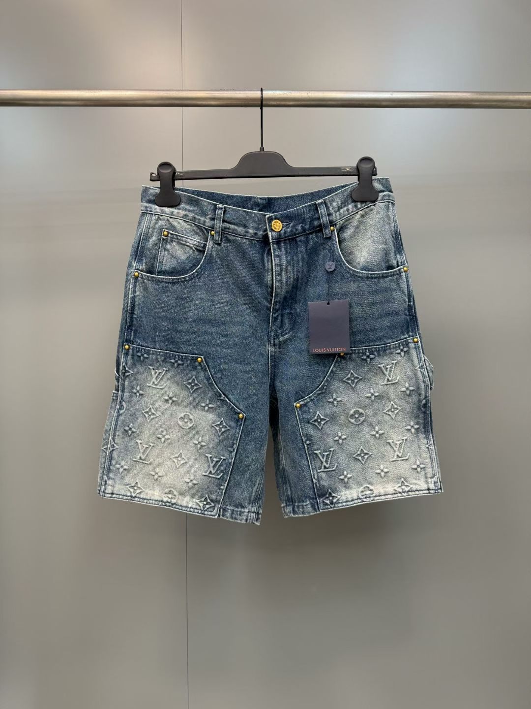 NO:857698,1v embossed embossed half sleeve denim shorts  Wang Hedi & Huang Minghao have the same style, which is carried on the upper body of various Internet celebrities. The fabric is made of 7*7 combed siro spinning and thickened 480g twill denim fabric. The hidden placket is equipped with molded and engraved logo snap buttons. The Monogram element pocket is integrated into the leisurely workwear silhouette on the front panel. The jacquard details are aligned and the embossed embossing lines are clear. The two embossings are opened against the board. Five sets of aluminum molds are pressed on both sides of the front panel.  A set of molds is made for each size according to the size of the flower. After high-temperature pressing, each flower shape is manually filled with silicone to prevent dents. The washing process uses a combination of multiple processes such as heavy fermentation, washing and frying, spraying horsetail and so on. Classic denim lapel design, straight hem design, all clothing accessories and hardware are all customized with matching bronze and old colors, and the inside is customized with patches to achieve perfect consistency. Louis Vuitton - Clothing, Louis  vuitton,shorts,198609091v 压花浮雕半袖牛仔短裤 王鹤棣&黄明昊同款,各路网红明星上身带货.面料采用7*7支精梳赛络纺纱做加厚480克斜纹牛仔面料,隐藏式门襟搭配开模刻字Logo按扣,前幅将Monogram元素口袋融入悠闲工装轮廓,提花细节对位,浮雕压花纹路清晰,两处压花均对板开五套铝模,前幅二侧压花根据尺寸每个码开一套模,高温压成型后由人工对每个花型填充硅胶防止凹陷,洗水工艺采用重酵洗炒花色,喷马骝等等多工艺结合.经典牛仔翻领口设计,直筒下摆设计,全衣服辅料五金全部定制对版古铜做旧颜色,内里定制贴布,做到完美一致.,路易威登-服装,louis vuitton,shorts,,Women's clothing