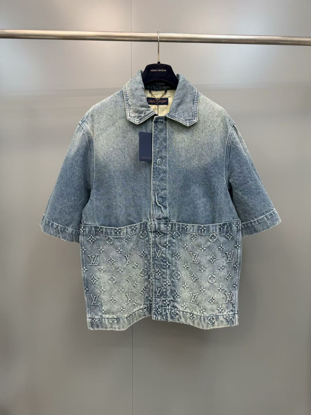 NO:857708,1V embossed embossed half-sleeve denim shirt  Wang Hedi & Huang Minghao have the same style, which is carried on the upper body of various Internet celebrities. The fabric is made of 7*7 combed siro spinning and thickened 480g twill denim fabric. The hidden placket is equipped with molded and engraved logo snap buttons. The Monogram element pocket is integrated into the leisurely workwear silhouette on the front panel. The jacquard details are aligned and the embossed embossing lines are clear. The two embossings are opened against the board. Five sets of aluminum molds are pressed on both sides of the front panel.  A set of molds is made for each size according to the size of the flower. After high-temperature pressing, each flower shape is manually filled with silicone to prevent dents. The washing process uses a combination of multiple processes such as heavy fermentation, washing and frying, spraying horsetail and so on. Classic denim lapel design, straight hem design, all clothing accessories and hardware are all customized with matching bronze and old colors, and the inside is customized with patches to achieve perfect consistency. Louis Vuitton - Clothing, Louis  vuitton,shirts,198609091V 压花浮雕半袖牛仔衬衫 王鹤棣&黄明昊同款,各路网红明星上身带货.面料采用7*7支精梳赛络纺纱做加厚480克斜纹牛仔面料,隐藏式门襟搭配开模刻字Logo按扣,前幅将Monogram元素口袋融入悠闲工装轮廓,提花细节对位,浮雕压花纹路清晰,两处压花均对板开五套铝模,前幅二侧压花根据尺寸每个码开一套模,高温压成型后由人工对每个花型填充硅胶防止凹陷,洗水工艺采用重酵洗炒花色,喷马骝等等多工艺结合.经典牛仔翻领口设计,直筒下摆设计,全衣服辅料五金全部定制对版古铜做旧颜色,内里定制贴布,做到完美一致.,路易威登-服装,louis vuitton,shirts,,Women's clothing