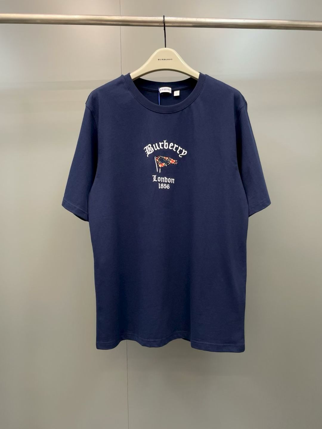 NO:867984,BBR 26ss new round neck T-shirt, made of lightweight plain cotton fabric, showing a classic fit. Incorporated into new season artistic pattern embroidery, vividly depicting the brand logo, and Burberry plaid flag decorated with contrasting Equestrian Knight logo (EKD). Size S.M.L.XL., Burberry - Clothing, burberry,19860909BBR 26ss新款圆领 T 恤衫,选用轻盈平织棉面料打造,呈现经典版型.融入新季艺术图案刺绣,生动描绘品牌徽标,以及饰有对比感马术骑士徽标（EKD）的 Burberry 格纹旗帜. 码数S.M.L.XL.,博柏利-服装,burberry,,Women's clothing