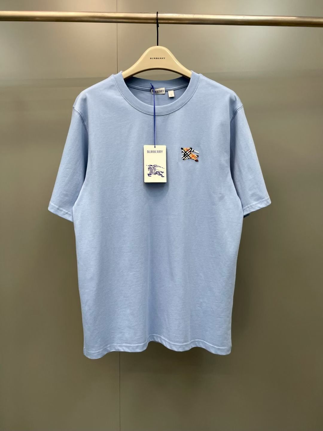 NO:867989,BBR 26ss new T-shirt, made of lightweight plain cotton fabric, presents a regular fit. It is embellished with tufted Equestrian Knight logo (EKD) embroidery and cleverly combines the iconic Burberry plaid. Size S.M.L.XL., Burberry-clothing, burberry,19860909BBR 26ss新款T 恤衫,选用轻盈平织棉面料打造,呈现常规版型.点缀簇绒马术骑士徽标（EKD）刺绣,巧妙融合标志性 Burberry 格纹. 码数S.M.L.XL.,博柏利-服装,burberry,,Women's clothing