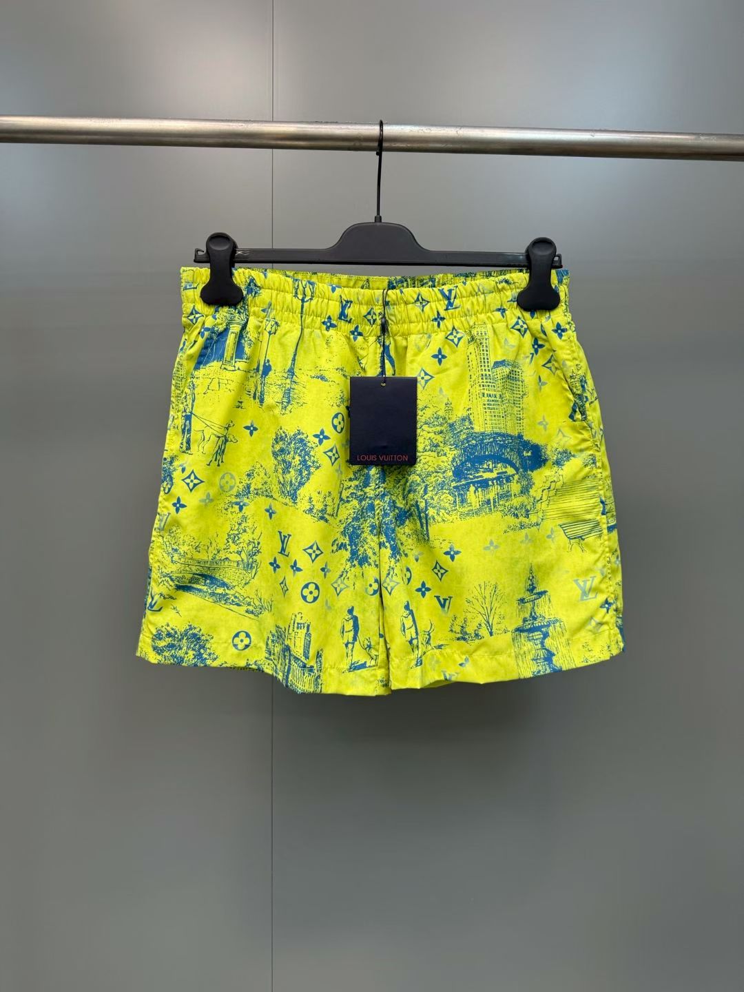 NO:867905,Lujia 25ss new beach shorts are dipped in vibrant colors, making them a good choice for winter vacations. The recycled nylon delicately depicts the Monogram City Walk pattern, vividly placing the dog walker and Monogram elements in the modern urban scene, realizing a new interpretation of the traditional Rui print. Size S.M.L.XL., Louis Vuitton-Clothing, louis vuitton, louis vuitton, louis vuitton, shorts,19860909驴家 25ss新款沙滩短裤浸染活力色调,成就冬日避寒度假佳选.再生锦纶细腻描绘 Monogram City Walk 图案,将遛狗人与 Monogram 元素生动置于现代都市场景,实现传统茹伊印花的焕新演绎. 码数S.M.L.XL.,路易威登-服装,louis vuitton,louis vuitton,louis vuitton,shorts,,Women's clothing