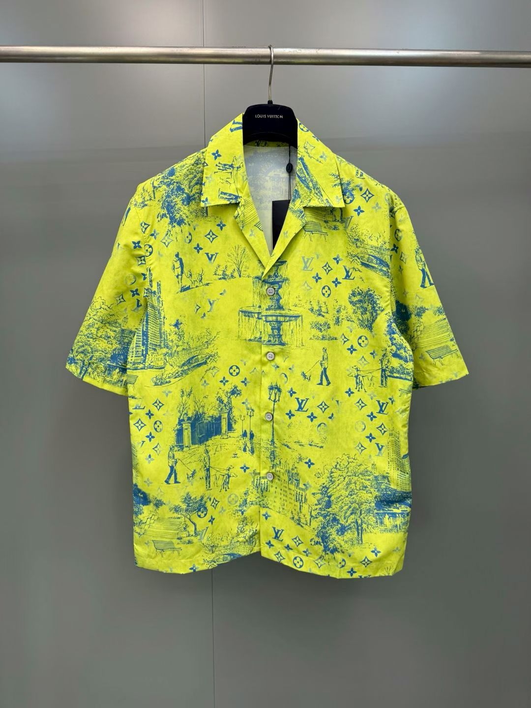 NO:867917,Lujia 25ss new beach shirt is dipped in vibrant colors, making it a good choice for winter vacation. The recycled nylon delicately depicts the Monogram City Walk pattern, vividly placing the dog walker and Monogram elements in the modern urban scene, realizing a new interpretation of the traditional Rui print. Size S.M.L.19860909驴家 25ss新款沙滩衬衫浸染活力色调,成就冬日避寒度假佳选.再生锦纶细腻描绘 Monogram City Walk 图案,将遛狗人与 Monogram 元素生动置于现代都市场景,实现传统茹伊印花的焕新演绎. 码数S.M.L.XL.,路易威登-服装,louis vuitton,louis vuitton,louis vuitton,shirts,,Women's clothing