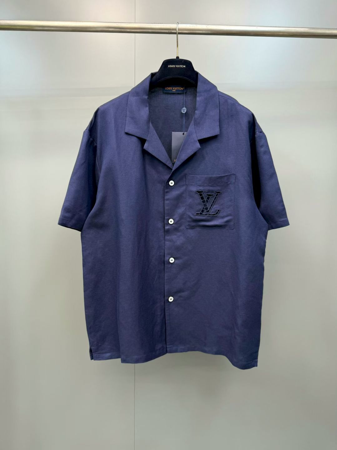NO:867929,Lujia 26ss new early autumn series letter embroidered single-breasted short-sleeved shirt men's high version. Size S.M.L.XL., Louis Vuitton-clothing, louis vuitton, louis vuitton, louis vuitton, shirts, T-shirt,19860909驴家 26ss新款早秋系列 字母刺绣单排扣短袖 衬衫 男款 高版本. 码数S.M.L.XL.,路易威登-服装,louis vuitton,louis vuitton,louis vuitton,shirts,T-shirt,,Women's clothing