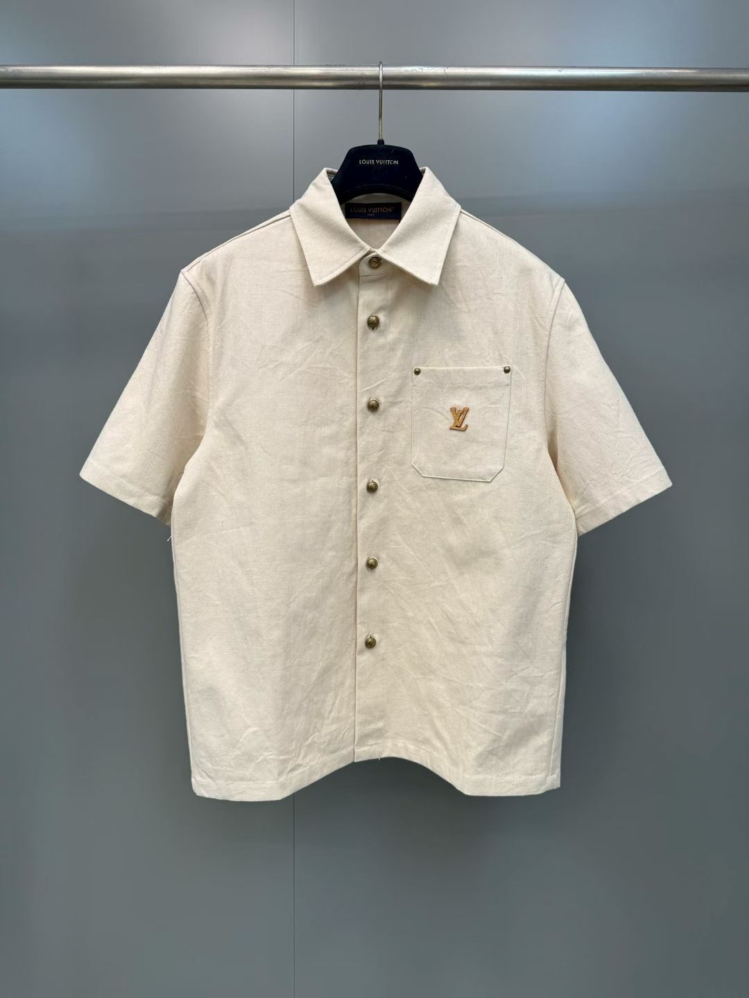 NO:867827,Lujia 26ss new button silk cotton blended short-sleeved shirt, same style for men and women, high version. Size S.M.L.XL., Louis Vuitton-clothing, louis vuitton, louis vuitton, louis vuitton, shirts, T-shirt,19860909驴家 26ss新款纽扣丝棉混纺短袖 衬衫 男女同款 高版本. 码数S.M.L.XL.,路易威登-服装,louis vuitton,louis vuitton,louis vuitton,shirts,T-shirt,,Women's clothing