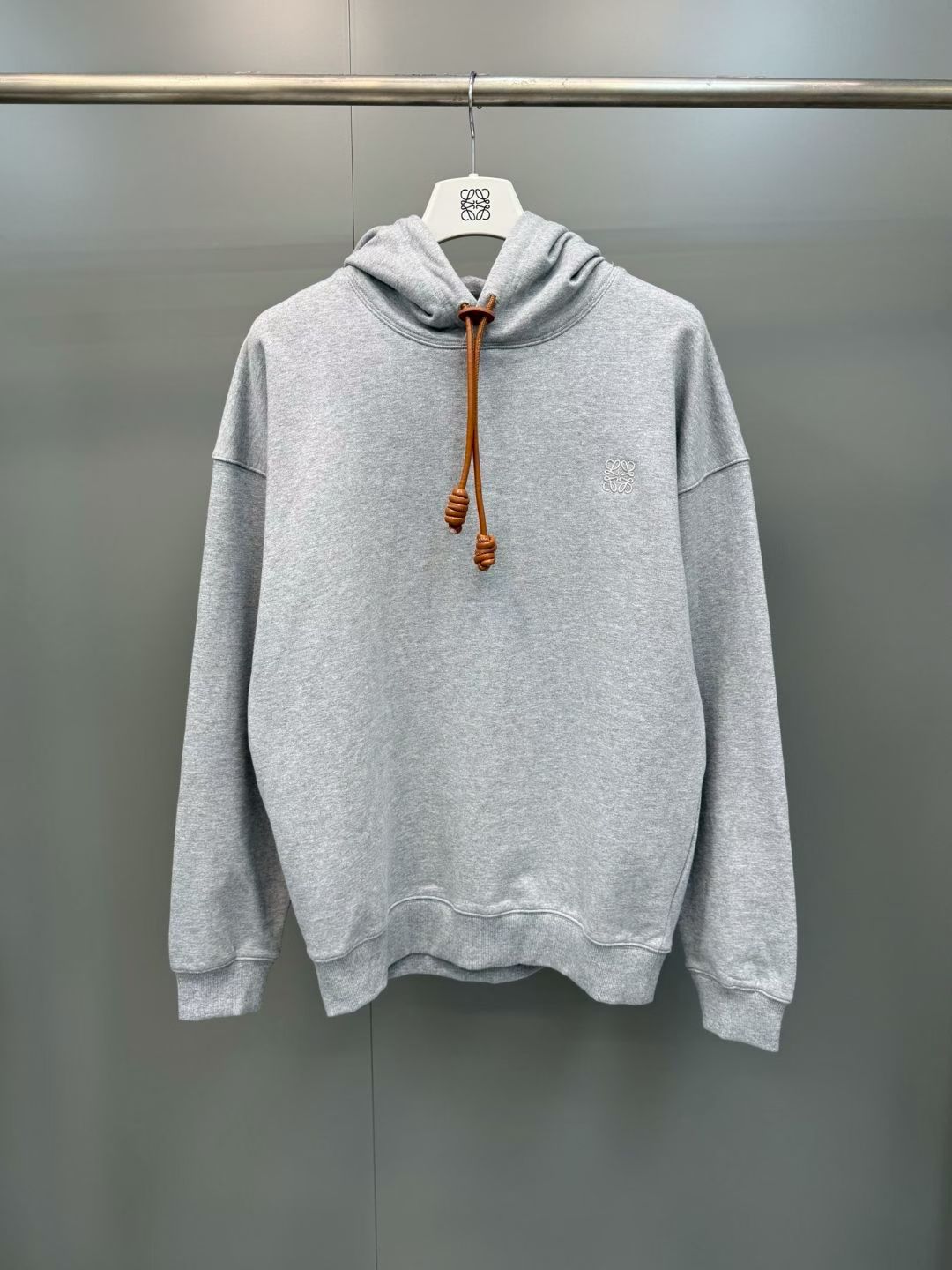 NO:867973,Loewe 26ss new medium weight cotton and cashmere fleece hooded sweatshirt, hooded collar decorated with Flamenco style leather knot drawstring. Size S.M.L.XL., Loewe-clothing, loewe,hoodie,sweatshirts,hats,19860909罗意威 26ss新款中克重棉质和羊绒抓绒连帽卫衣,连帽衣领饰有 Flamenco 风格皮革绳结抽绳. 码数S.M.L.XL.,罗意威-服装,loewe,hoodie,sweatshirts,hats,,Women's clothing