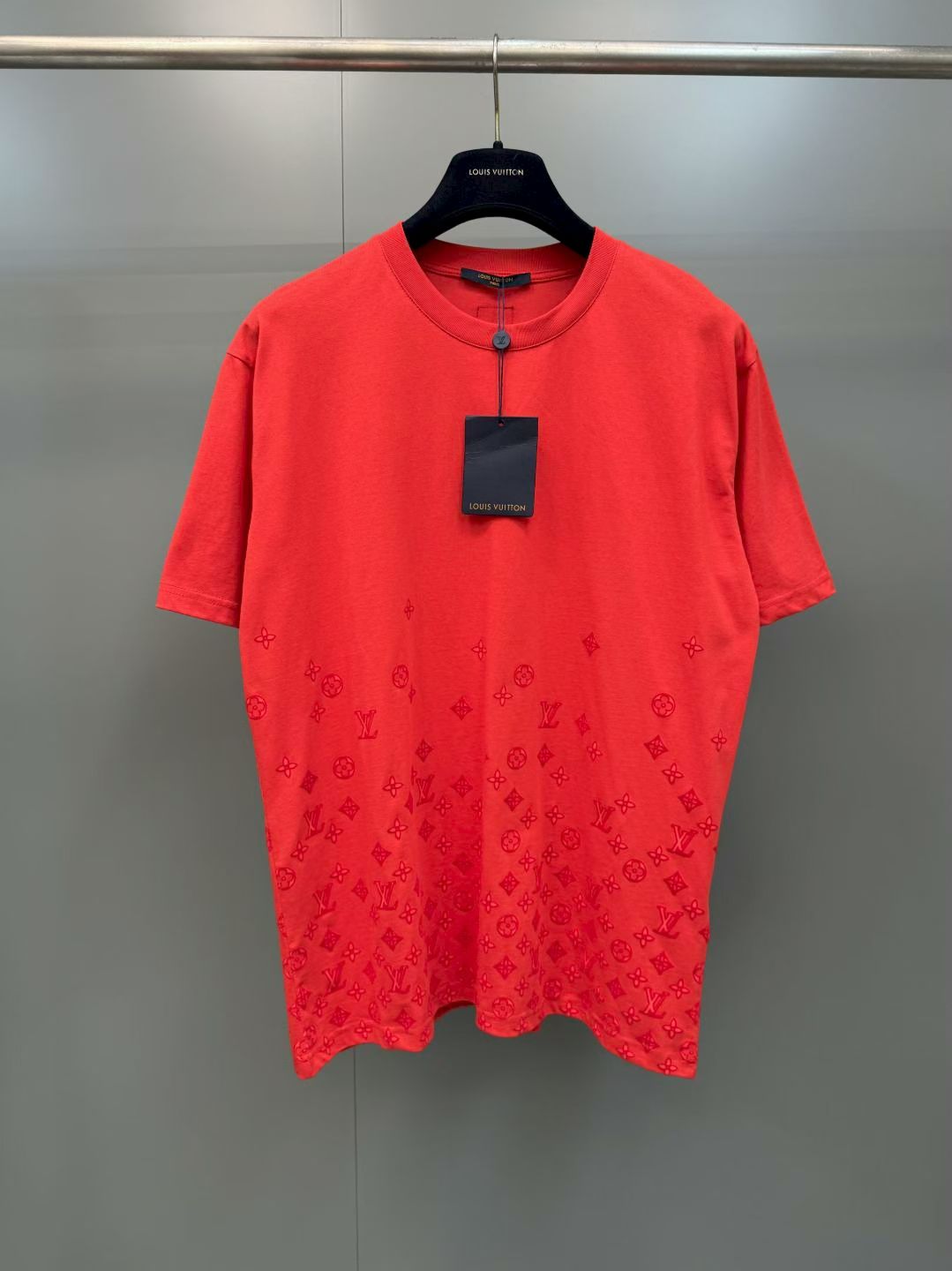 NO:867835,Lujia 26ss new flocked printed letter gradient round neck T-shirt short sleeves, same style for men and women, high version. Size S.M.L.XL., Louis Vuitton-clothing, louis vuitton, louis vuitton, louis vuitton, T-shirt, tees, t-shirt,19860909驴家 26ss新款植绒印花字母渐变圆领 T恤短袖 男女同款 高版本. 码数S.M.L.XL.,路易威登-服装,louis vuitton,louis vuitton,louis vuitton,T-shirt,tees，t-shirt,,Women's clothing