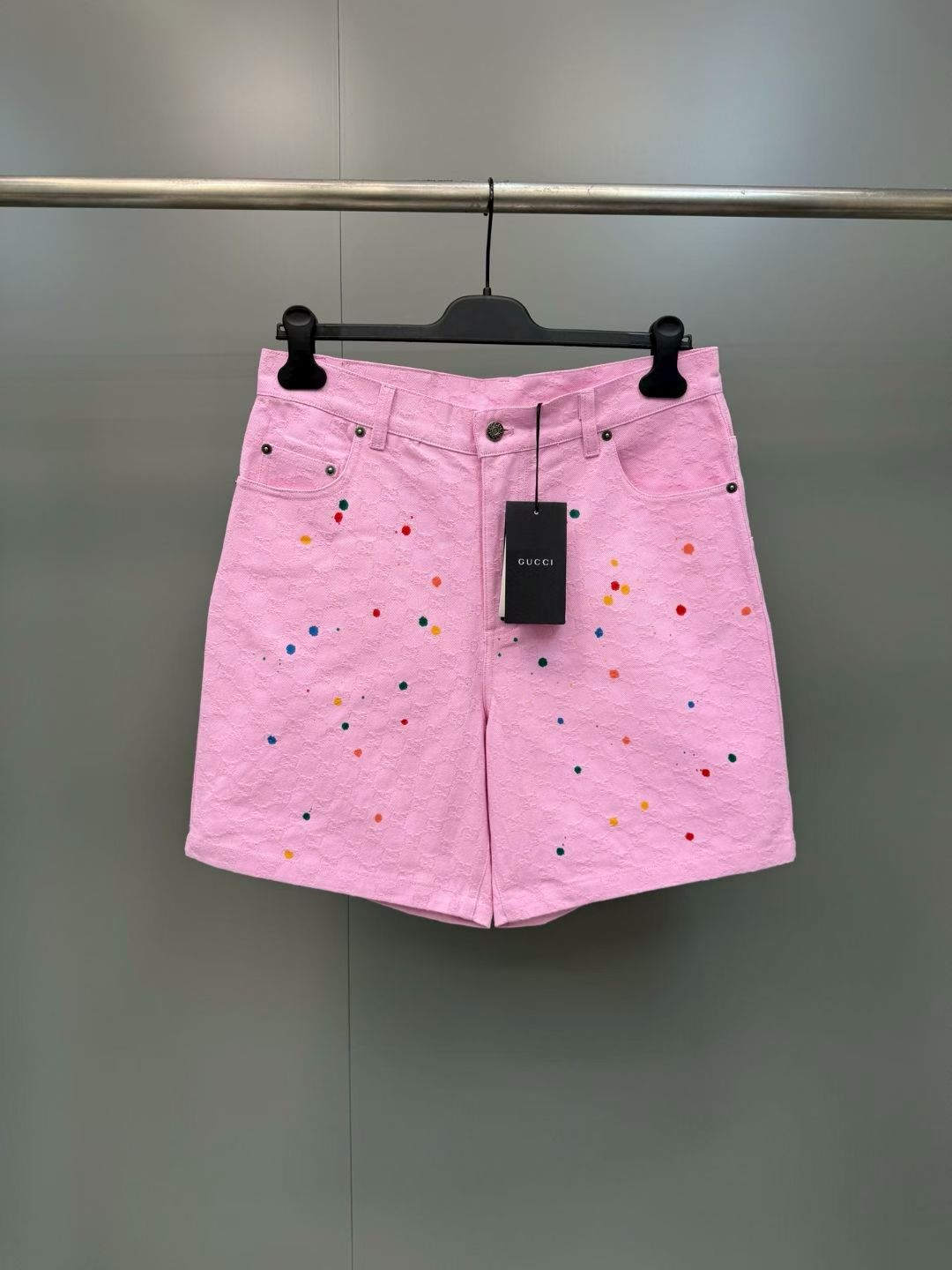 NO:868001,The new G family 26ss style comes from the La Famiglia series, interpreting the brand's design elements with distinctive personality and aesthetic attitude. These denim shorts are made of washed and certified GG cotton denim jacquard fabric. Size S.M.L.XL., Gucci - Clothing, gucci, gucci, shorts,19860909G家 26ss新款款式出自La Famiglia系列,以鲜明个性与美学态度诠释品牌设计元素.这款牛仔短裤采用水洗经认证的GG棉质丹宁提花面料呈现. 码数S.M.L.XL.,古驰-服装,gucci,gucci,shorts,,Women's clothing