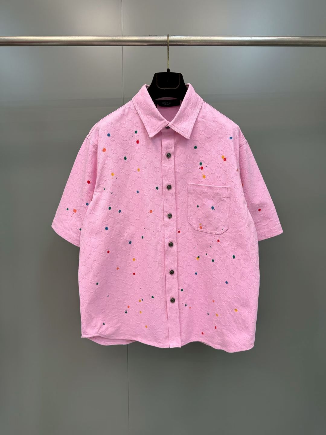 NO:867942,The new G family 26ss style is from the La Famiglia series, interpreting the brand's design elements with distinctive personality and aesthetic attitude. This denim shirt is made of washed and certified GG cotton denim jacquard fabric. Size S.M.L.XL., Gucci-clothing, gucci, gucci, shirts,19860909G家 26ss新款款式出自La Famiglia系列,以鲜明个性与美学态度诠释品牌设计元素.这款牛仔衬衫采用水洗经认证的GG棉质丹宁提花面料呈现. 码数S.M.L.XL.,古驰-服装,gucci,gucci,shirts,,Women's clothing