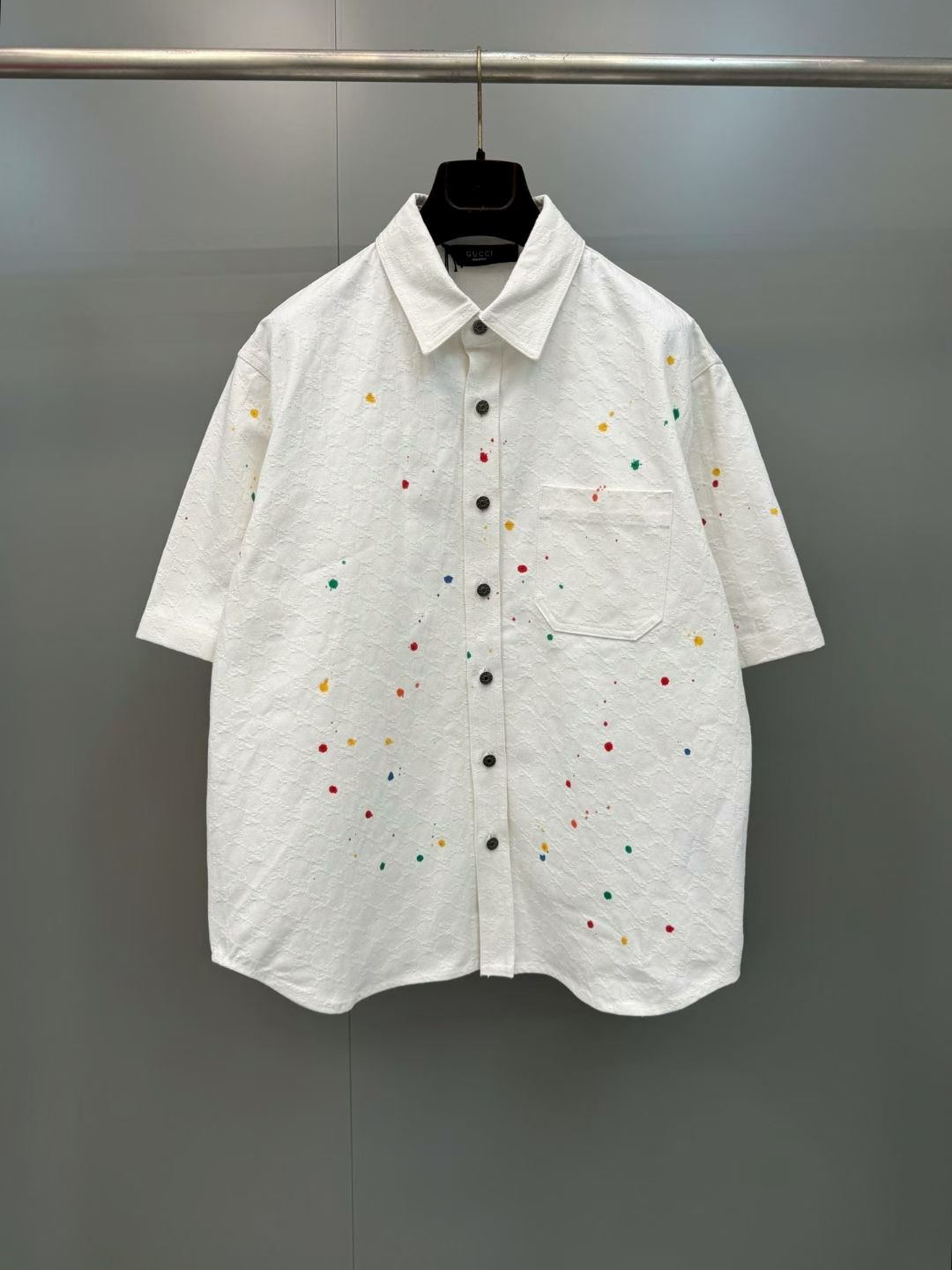 NO:867959,The new G family 26ss style is from the La Famiglia series, interpreting the brand's design elements with distinctive personality and aesthetic attitude. This denim shirt is made of washed and certified GG cotton denim jacquard fabric. Size S.M.L.XL., Gucci-clothing, gucci, gucci, shirts,19860909G家 26ss新款款式出自La Famiglia系列,以鲜明个性与美学态度诠释品牌设计元素.这款牛仔衬衫采用水洗经认证的GG棉质丹宁提花面料呈现. 码数S.M.L.XL.,古驰-服装,gucci,gucci,shirts,,Women's clothing