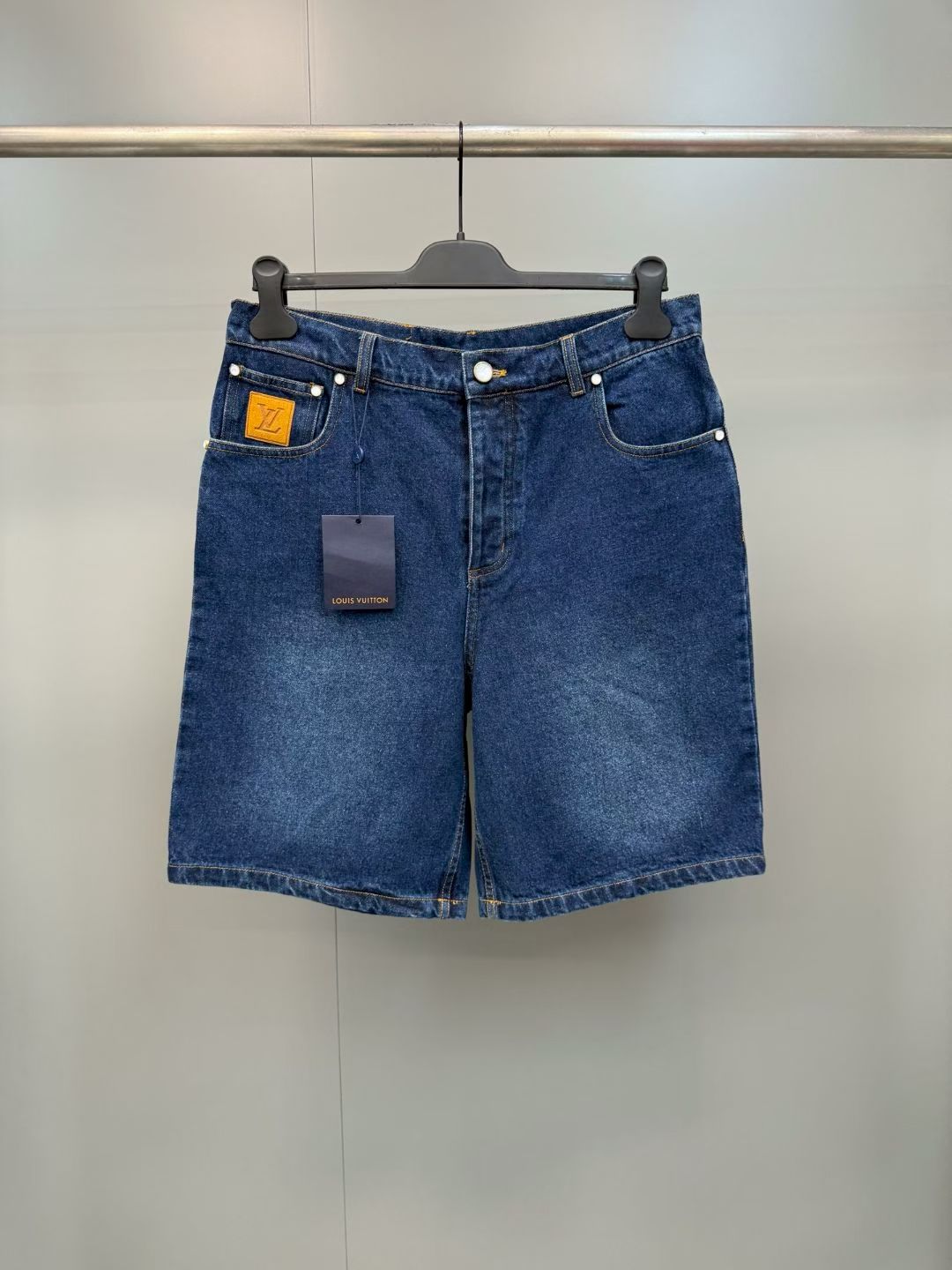 NO:867918,Lujia 26ss new spring and summer series embroidered letters denim shorts for men and women, high version. Size S.M.L.XL., Louis Vuitton-clothing, louis vuitton, louis vuitton, louis vuitton, shorts,19860909驴家26ss新款春夏系列 刺绣字母 牛仔短裤男女同款 高版本. 码数S.M.L.XL.,路易威登-服装,louis vuitton,louis vuitton,louis vuitton,shorts,,Women's clothing