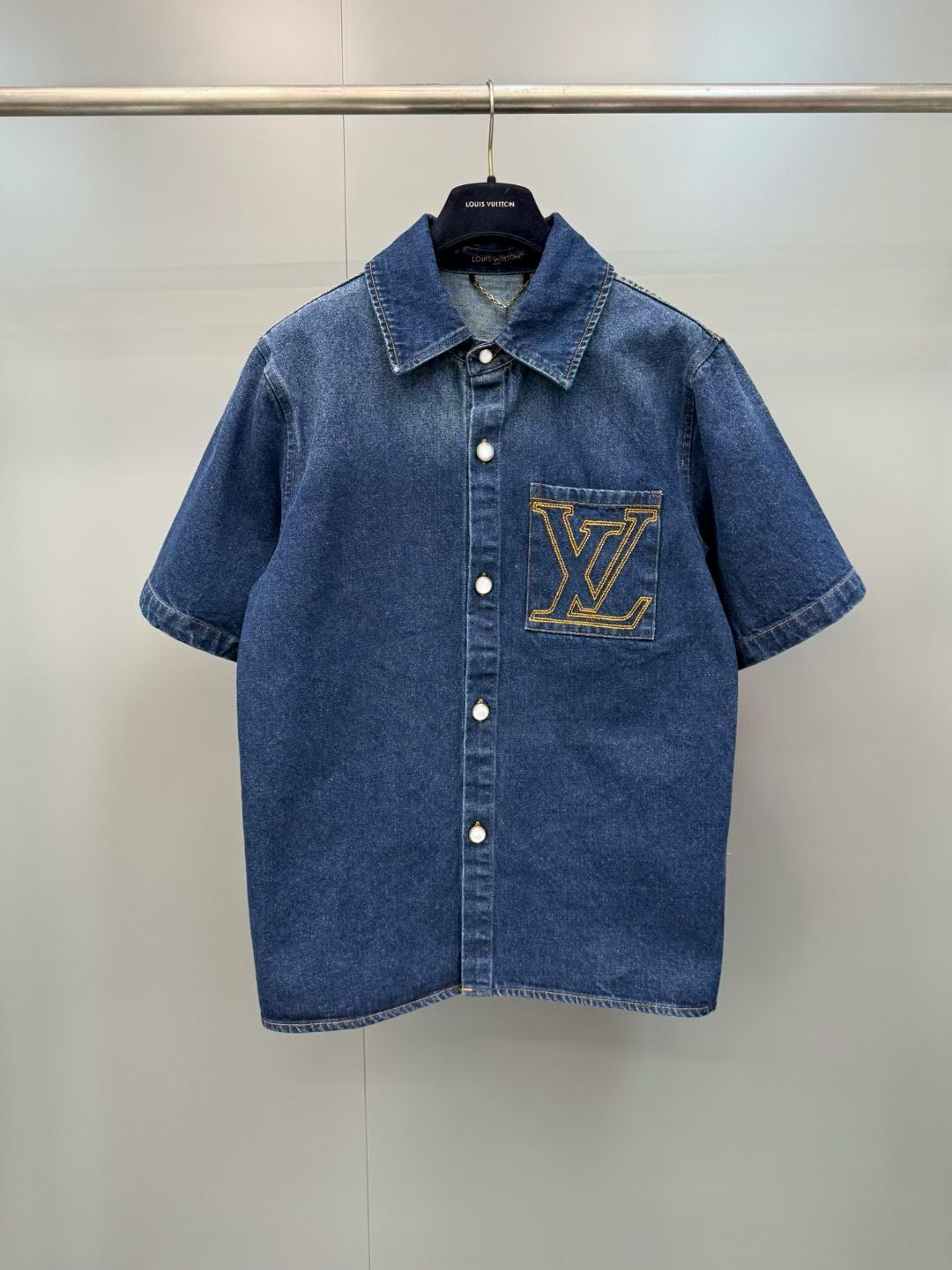 NO:867930,Lujia 26ss new spring and summer series embroidered letters denim short-sleeved shirts for men and women, high version. Size S.M.L.XL., Louis Vuitton-clothing, louis vuitton, louis vuitton, louis vuitton, shirts, T-shirt,19860909驴家26ss新款春夏系列 刺绣字母 牛仔短袖衬衫男女同款 高版本. 码数S.M.L.XL.,路易威登-服装,louis vuitton,louis vuitton,louis vuitton,shirts,T-shirt,,Women's clothing