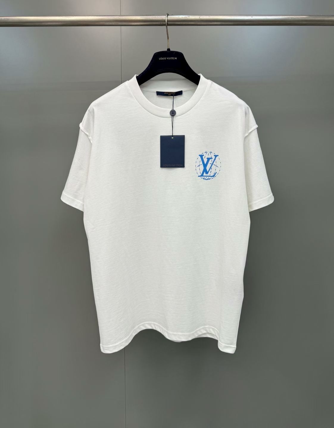 NO:867858,1v employee limited short-sleeved T-shirt, made of 16S linen cotton and weighing 230G  , with 32s double yarn 1*1 thread, and the fabric thread is dyed in the same vat. The front and rear letter pattern printing is developed by computer scanning and printing film, all the detail spacing is greatly restored, and the size of the letter spacing is consistent. It is made of screen printing composite, and the same color glue material is specially adjusted according to the original color.  Penetrating water-based flat screen printing is used, and the pigment penetrates into the fibers of the fabric. The viscosity of the color paste must be adjusted appropriately, which is beneficial to the uniform sizing of the fabric and the smooth pattern. The stitching of the shoulder sleeves uses reverse stitching, and is limited to employees for sale to distinguish all wrong versions on the market. Louis Vuitton-clothing, louis  vuitton,T-shirt,tees,t-shirt,198609091v员工限定短袖t恤 采用16S麻棉克重230G ,搭配32s双纱1*1螺纹,面料螺纹同缸定染.前后幅字母图案印花由电脑扫描开发印花菲林,所有细节间距都极大的还原,字母行距间大小一致.采用丝网印花复合打造,根据原色特调同色胶浆材质,采用渗透水性平网印花,颜料渗透到织物的纤维中,色浆粘度要调配适中,有利织物得浆均匀,花纹光洁.肩袖拼接车线采用反向车线,员工限定发售,区别市面所有错误版本.,路易威登-服装,louis vuitton,T-shirt,tees，t-shirt,,Women's clothing