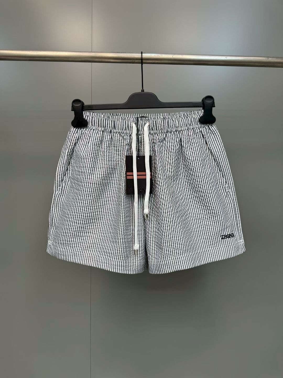 NO:867941,New ZG men's shorts, mid-rise, side pockets; rear pockets with flap and straps, elastic waistband with adjustable drawstring, embroidered ZG logo on left leg, rubber drawstring, striped print, regular fit. Fabric Polyester SIZE: S M L XL, Men's, shorts,19860909新品ZG男士短裤,中腰,侧袋；后侧口袋带翻盖和绑带,松紧腰带,配有可调节抽绳,左腿饰有刺绣ZG标志,橡胶拉绳,条纹印花,常规版型. 面料聚酯纤维 SIZE:S M L XL,男装,shorts,,Women's clothing
