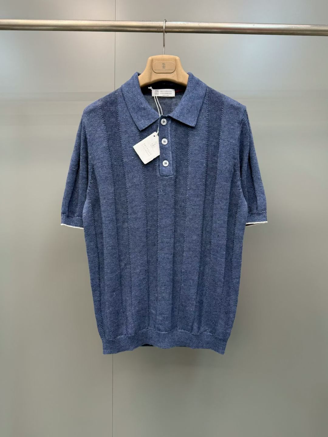 NO:867950,The new BC ribbed knitted polo shirt, BC's selected yarn and hand-knitting craftsmanship, reinterprets the iconic style of this long-sleeved casual polo shirt. The linen and cotton blended knitted fabric has a light texture with a natural mottled finish, which complements the chic taste of the wide ribs and adds freshness and handsomeness to sunny weather. The standard version sublimates the enjoyment of comfortable wearing. Material  The blend of two natural fibers, linen and cotton, creates this fabric with slightly uneven thickness. The unique graining effect of linen enriches the delicate and fresh texture of the fabric, making the T-shirt lighter and more pleasant on the upper body. Hand wash only. Lay flat to dry on a horizontal surface and iron at medium temperature. Can also be dry cleaned. Details Shirt-style collar, button open collar regular shoulder design Ribbed woven cuffs and ribbed hem Fabric 77 linen, 23 cotton SIZE: 48 50  52 54,men's clothing,shirts,tees,t-shirt,19860909新品BC罗纹针织马球衫,BC的精选纱线和手工针织匠艺,重新诠释了这款长袖休闲马球衫的标志风格,亚麻和棉纱混纺针织出质感轻盈,带自然斑驳的饰面,与宽罗纹的别致品味相得益彰,并为晴朗天气添增一份清新与帅气.标准版型则升华了舒适穿着的享受. 材料 亚麻与棉两种天然纤维混纺打造了这款厚度略微不均匀的面料.亚麻特有的粒纱效果丰富了面料的精致,清新质感,让T恤衫更轻盈,上身更宜人. 只可手洗.在水平台面上平铺晾干,中温熨烫.也可以干洗. 细节 衬衫式领子,钮扣开领常规肩部设计 罗纹编织袖口和下摆罗纹 面料77亚麻,23棉 SIZE:48 50 52 54,男装,shirts,tees，t-shirt,,Women's clothing