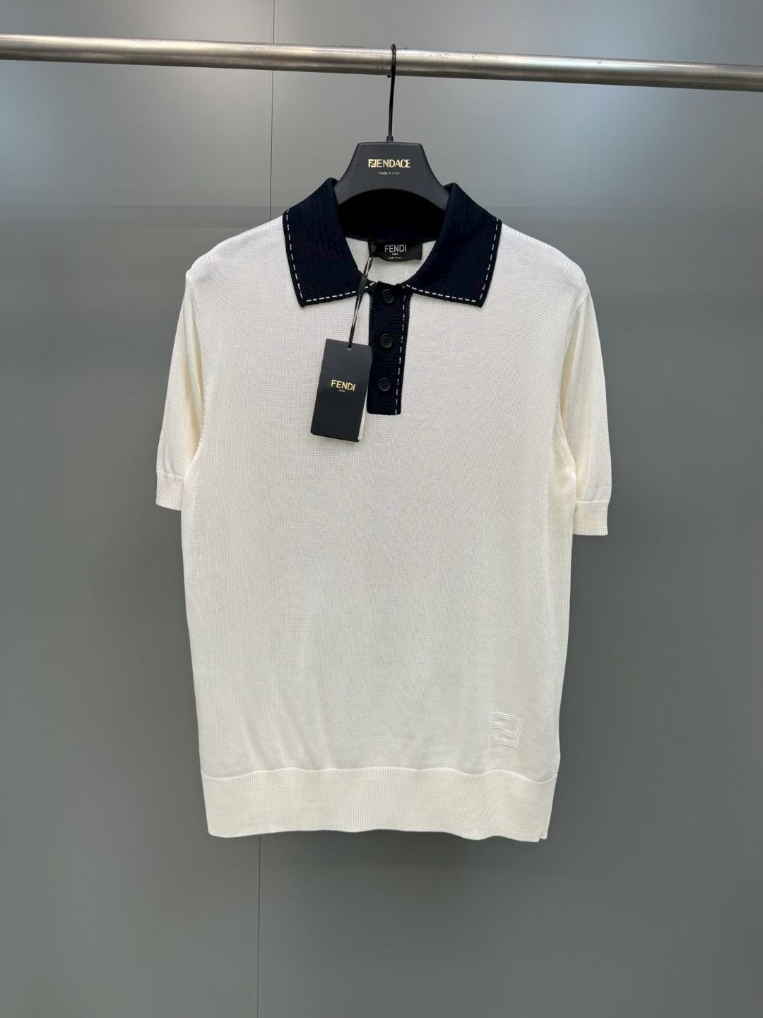 NO:867979,Fendi 26ss new color-block collar short-sleeved raglan Polo shirt. This item features a classic collar and button closure design. Made of cotton yarn, with FF intarsia details on the left side., Fendi-clothing, fendi, T-shirt,19860909芬迪 26ss新款拼色领短袖插肩Polo衫.这款单品采用经典衣领和纽扣开合设计.棉纱线材质,左侧饰有FF嵌花细节.,芬迪-服装,fendi,T-shirt,,Women's clothing