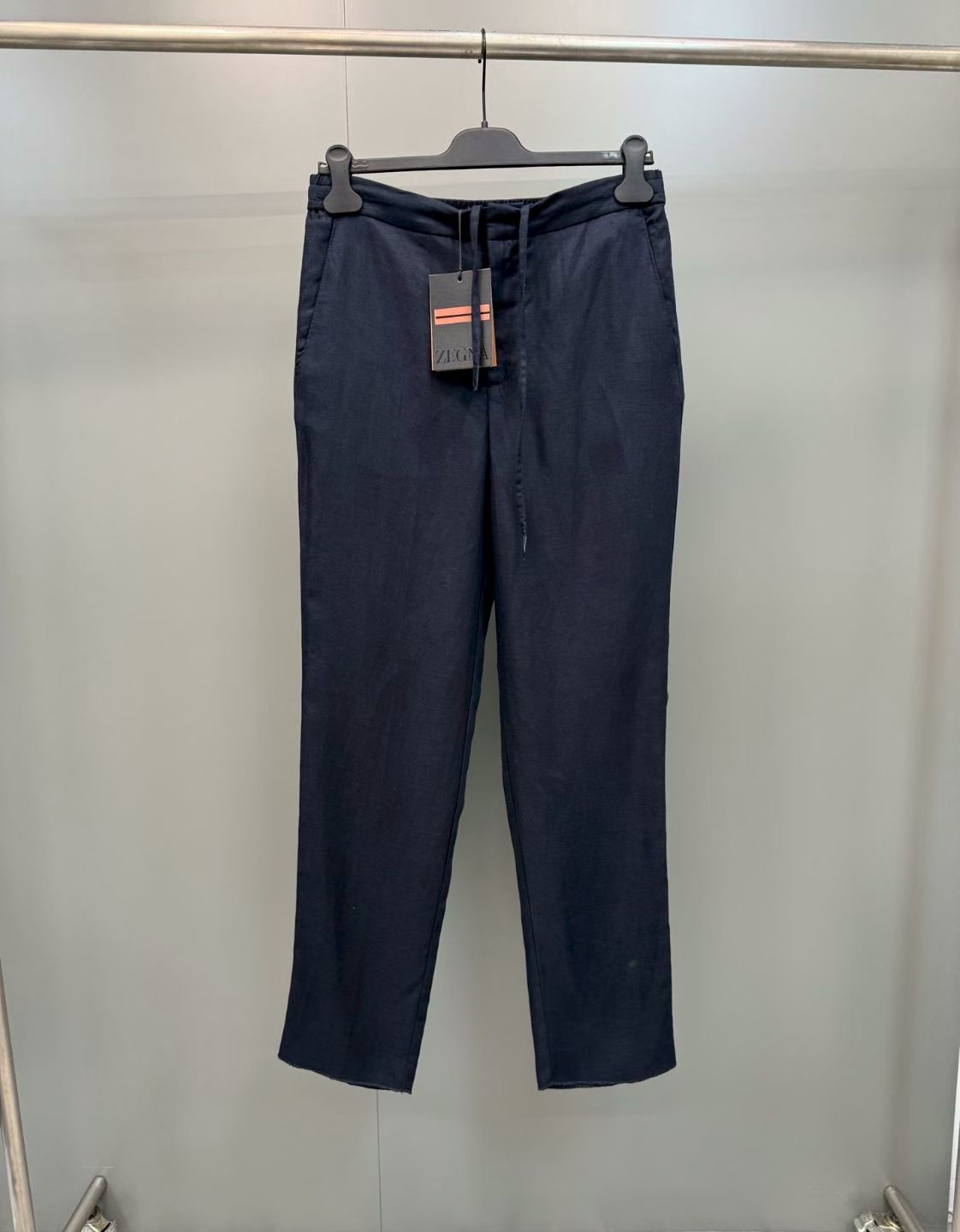 NO:867958,New product ZG [seasonal new] navy blue Oasi Lino oasis linen trousers, this Bico  The Oasi trousers are fitted in Ermenegildo Zegna's exquisite Lino fabric, spun from fully traceable European-grown linen fibers. Semi-elasticized at the back for added comfort, and pleatless at the front for a minimalist look. Pockets on the sides and back. Fitted with a 20cm straight leg, semi-elasticized hook fastening at the rear, zipper and button fastening, stand-up side pockets and button welt back pockets, lined, pleatedless front  Fabric 30 linen, 70 lyocell tencel SIZE: 46 48 50 52, men's clothing, zegna,19860909新品ZG[当季新款]海军蓝Oasi Lino绿洲亚麻长裤,这款Bico Oasi长裤采用合身版型,选用杰尼亚精致的Lino面料制成,由全面可追溯的欧洲种植亚麻纤维纺成.腰身后部采用半松紧设计,穿着更舒适；正面无褶,简约时尚.侧面和背面设有口袋.合身版型20厘米直筒裤脚,腰身后部采用半松紧设计钩扣,拉链和纽扣开合,立式侧袋和纽扣贴边后袋,带衬里,正面无褶设计 面料30亚麻,70莱赛尔天丝 SIZE:46 48 50 52,男装,zegna,,Women's clothing