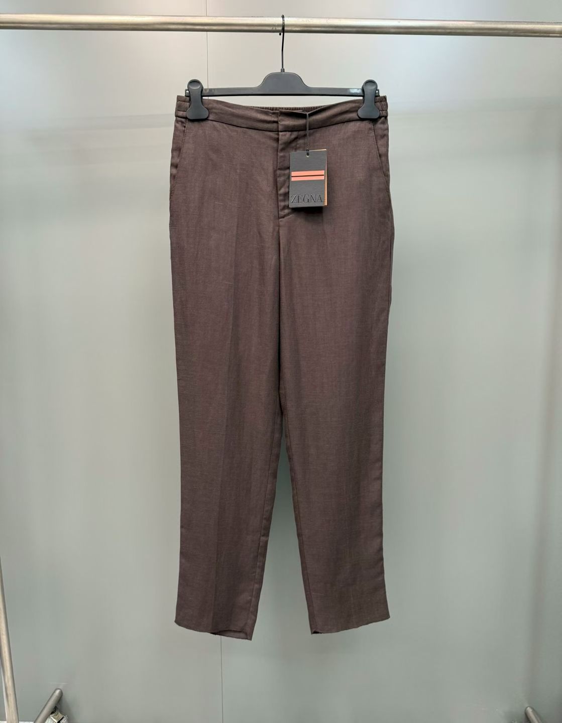 NO:867965,New product ZG [seasonal new] dark brown Oasi Lino oasis linen trousers, this Bico  The Oasi trousers are fitted in Ermenegildo Zegna's exquisite Lino fabric, spun from fully traceable European-grown linen fibers. Semi-elasticized at the back for added comfort, and pleatless at the front for a minimalist look. Pockets on the sides and back. Fitted with a 20cm straight leg, semi-elasticized hook fastening at the rear, zipper and button fastening, stand-up side pockets and button welt back pockets, lined, pleatedless front  Fabric 30 linen, 70 lyocell tencel SIZE: 46 48 50 52, men's clothing, zegna,19860909新品ZG[当季新款]深棕色Oasi Lino绿洲亚麻长裤,这款Bico Oasi长裤采用合身版型,选用杰尼亚精致的Lino面料制成,由全面可追溯的欧洲种植亚麻纤维纺成.腰身后部采用半松紧设计,穿着更舒适；正面无褶,简约时尚.侧面和背面设有口袋.合身版型20厘米直筒裤脚,腰身后部采用半松紧设计钩扣,拉链和纽扣开合,立式侧袋和纽扣贴边后袋,带衬里,正面无褶设计 面料30亚麻,70莱赛尔天丝 SIZE:46 48 50 52,男装,zegna,,Women's clothing