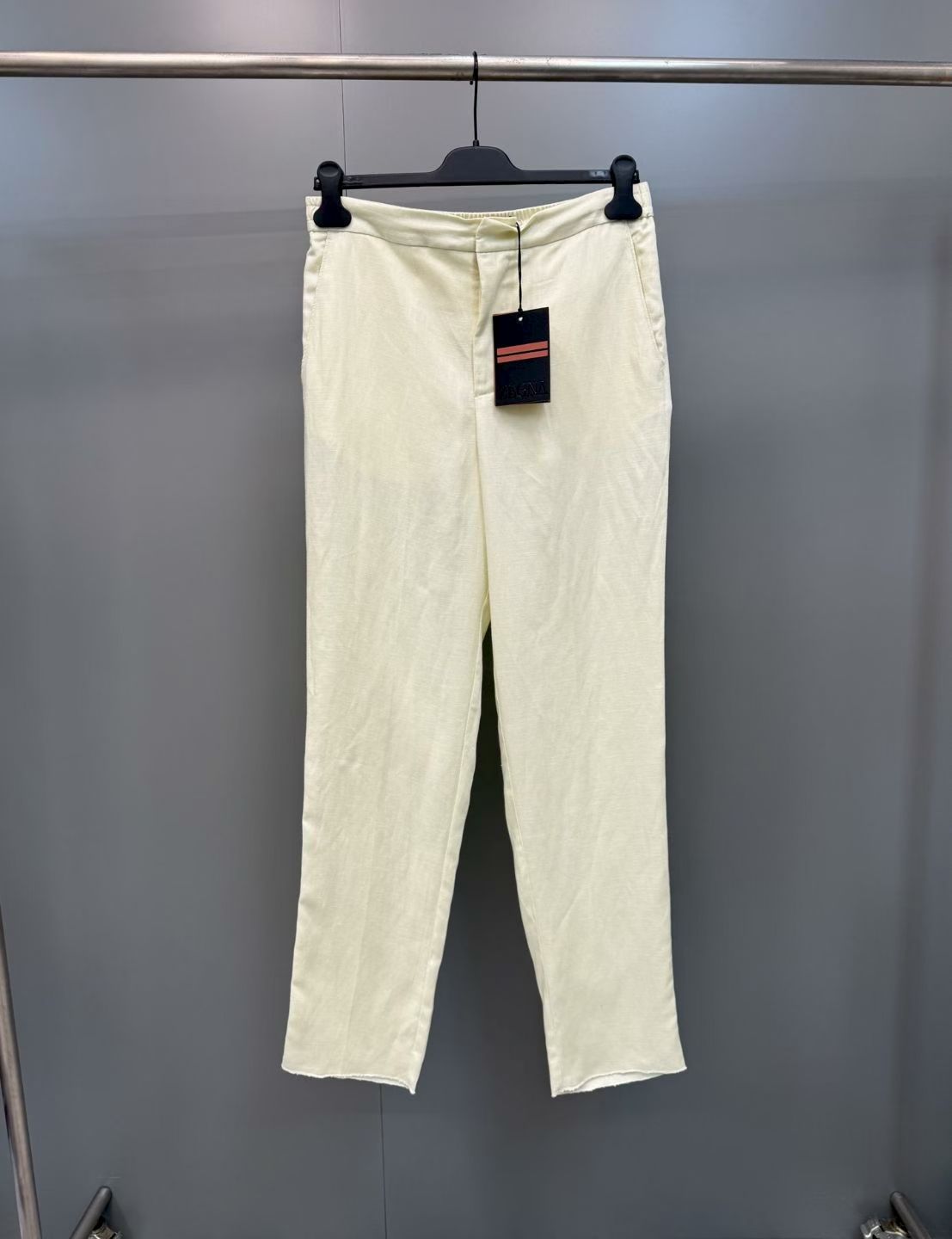 NO:867971,New product ZG [seasonal new] off-white Oasi Lino oasis linen trousers, this Bico  The Oasi trousers are fitted in Ermenegildo Zegna's exquisite Lino fabric, spun from fully traceable European-grown linen fibers. Semi-elasticized at the back for added comfort, and pleatless at the front for a minimalist look. Pockets on the sides and back. Fitted with a 20cm straight leg, semi-elasticized hook fastening at the rear, zipper and button fastening, stand-up side pockets and button welt back pockets, lined, pleatedless front  Fabric 30 linen, 70 lyocell tencel SIZE: 46 48 50 52, men's clothing, zegna,19860909新品ZG[当季新款]米白色Oasi Lino绿洲亚麻长裤,这款Bico Oasi长裤采用合身版型,选用杰尼亚精致的Lino面料制成,由全面可追溯的欧洲种植亚麻纤维纺成.腰身后部采用半松紧设计,穿着更舒适；正面无褶,简约时尚.侧面和背面设有口袋.合身版型20厘米直筒裤脚,腰身后部采用半松紧设计钩扣,拉链和纽扣开合,立式侧袋和纽扣贴边后袋,带衬里,正面无褶设计 面料30亚麻,70莱赛尔天丝 SIZE:46 48 50 52,男装,zegna,,Women's clothing