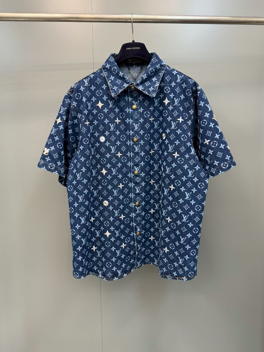 NO:867837,Lujia 26ss new spring series embroidered short-sleeved shirt-style T-denim jacket, same style for men and women, high version. Size S.M.L.XL.,Louis Vuitton-clothing,louis vuitton,louis vuitton,louis vuitton,jackets & coats,shirts,T-shirt,19860909驴家 26ss新款春季系列 刺绣短袖衬衫式T 牛仔外套 男女同款 高版本. 码数S.M.L.XL.,路易威登-服装,louis vuitton,louis vuitton,louis vuitton,jackets & coats,shirts,T-shirt,,Women's clothing