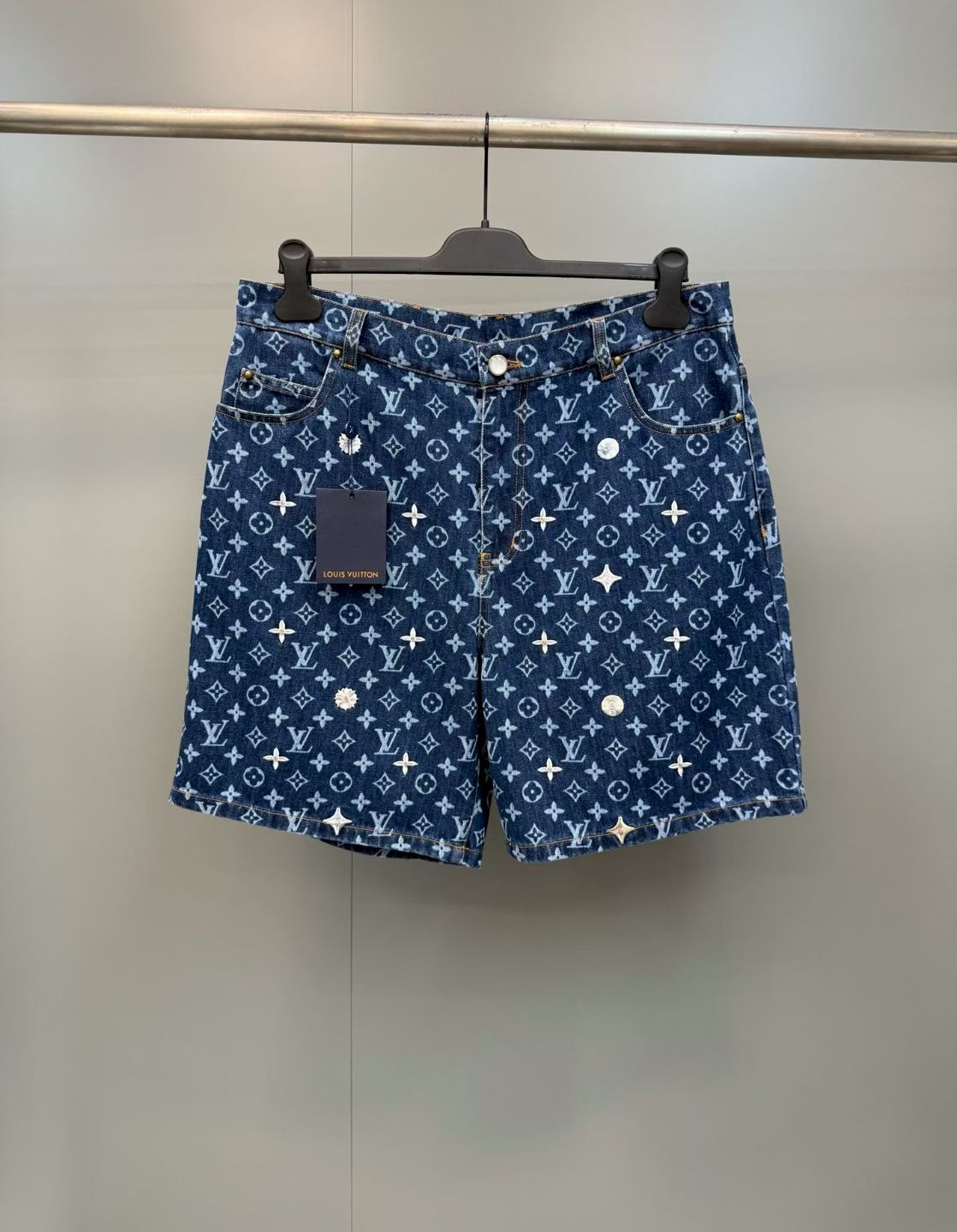 NO:867828,Lujia 26ss new spring series embroidered short-sleeved shirt-style T-denim shorts, same style for men and women, high version. Size S.M.L.XL., Louis Vuitton-clothing, louis vuitton, louis vuitton, louis vuitton, shorts, shirts, T-shirt,19860909驴家 26ss新款春季系列 刺绣短袖衬衫式T 牛仔短裤 男女同款 高版本. 码数S.M.L.XL.,路易威登-服装,louis vuitton,louis vuitton,louis vuitton,shorts,shirts,T-shirt,,Women's clothing