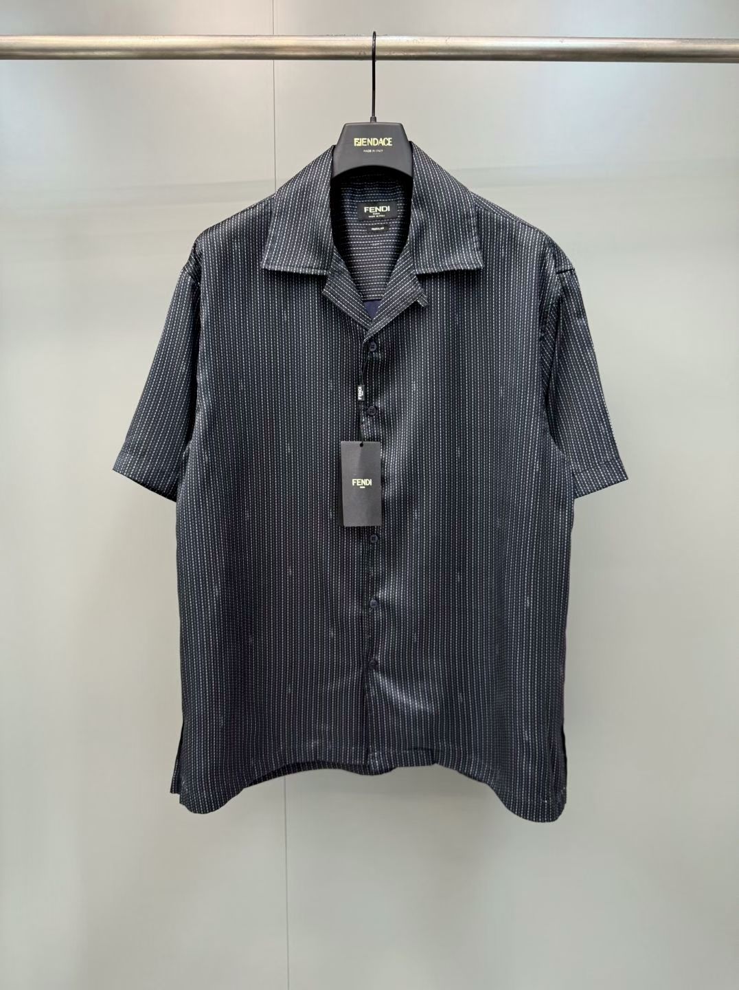 NO:867986,Fendi 26ss new bowling collar and short-sleeved shirt. Same-color button closure. Made of blue mulberry silk, decorated with full contrast Selleria micro-stitch pattern print. Size S.M.L.XL., Fendi-clothing, fendi, shirts, T-shirt,19860909芬迪 26ss新款保龄球领和短袖衬衫.同色系纽扣开合.蓝色桑蚕丝材质,饰有全幅撞色Selleria微型缝线图案印花. 码数S.M.L.XL.,芬迪-服装,fendi,shirts,T-shirt,,Women's clothing