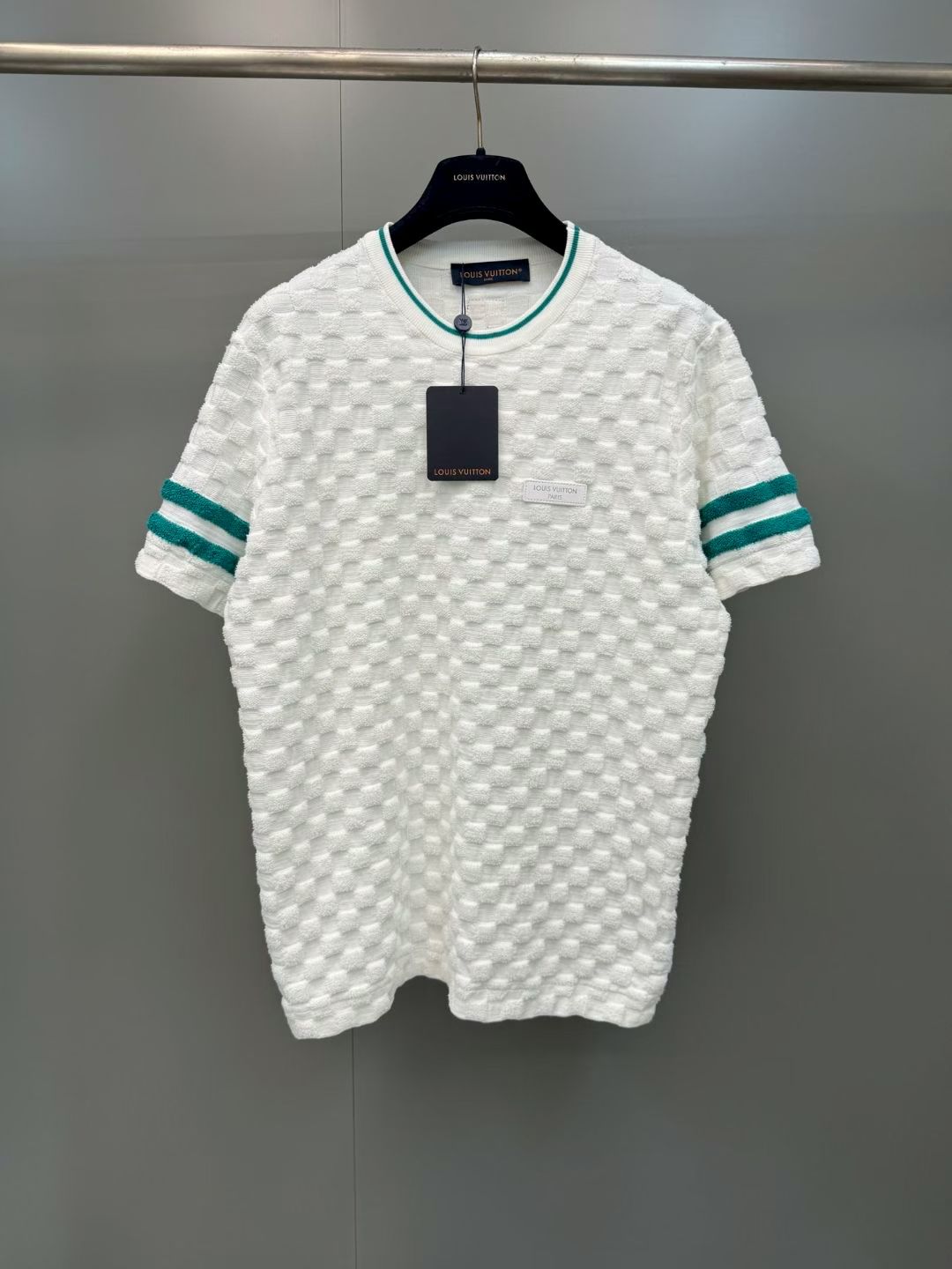 NO:867850,Lujia 26ss new checkerboard badge straight round neck knitted T-shirt, short sleeves, same style for men and women, high version. Size S.M.L.XL.,Louis Vuitton-clothing,louis vuitton,louis vuitton,louis vuitton,T-shirt,tees,t-shirt,19860909驴家 26ss新款棋盘格徽章直筒圆领针织T恤衫 短袖 男女同款 高版本. 码数S.M.L.XL.,路易威登-服装,louis vuitton,louis vuitton,louis vuitton,T-shirt,tees，t-shirt,,Women's clothing
