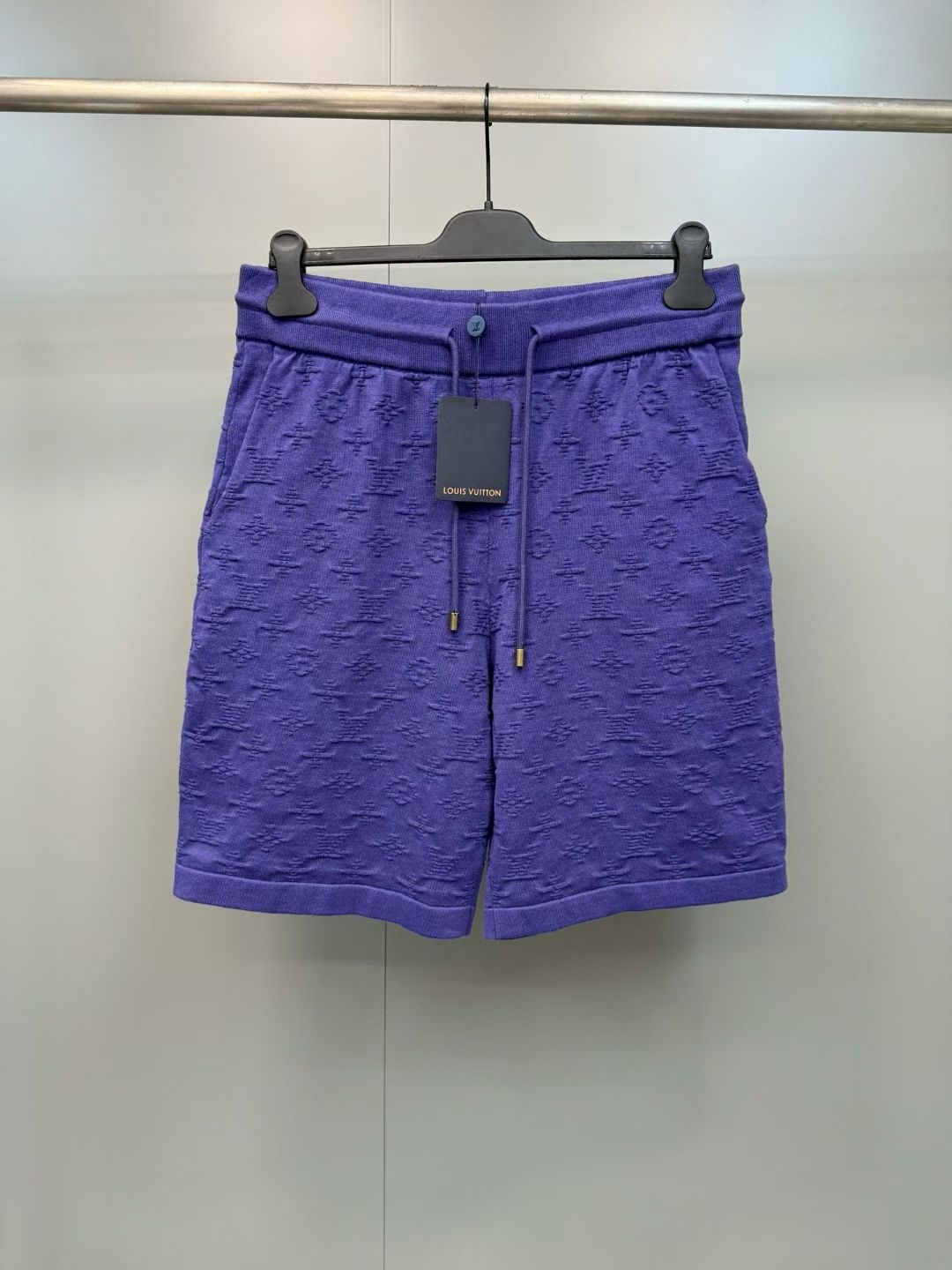 NO:867861,Lujia 26ss new Monogram all-print knitted drawstring shorts are woven using the same computer jacquard machine as the original. The density, spacing and texture of the Monogram presbyopia are aligned at 1:1, with no misalignment or jumpers, and are completely consistent with the original visual effect. It restores the exquisite workmanship of LV's high-end garments. The interior is all overlocked, with no raised threads and zero friction on the upper body, perfectly replicating the authentic wearing experience.  Size S.M.L.XL.,Louis Vuitton-clothing,louis vuitton,louis vuitton,louis vuitton,louis vuitton,shorts,19860909驴家 26ss新款Monogram满印针织抽绳短裤,全程采用和正品同源的电脑提花机织造,Monogram老花的密度、间距和纹理1:1对齐,无错位、无跳线,和原版的视觉效果完全一致. 还原了LV高端成衣的精致做工. 内里全部采用包缝处理,无凸起线头,上身零摩擦感,完美复刻正品的穿着体验. 码数S.M.L.XL.,路易威登-服装,louis vuitton,louis vuitton,louis vuitton,louis vuitton,shorts,,Women's clothing