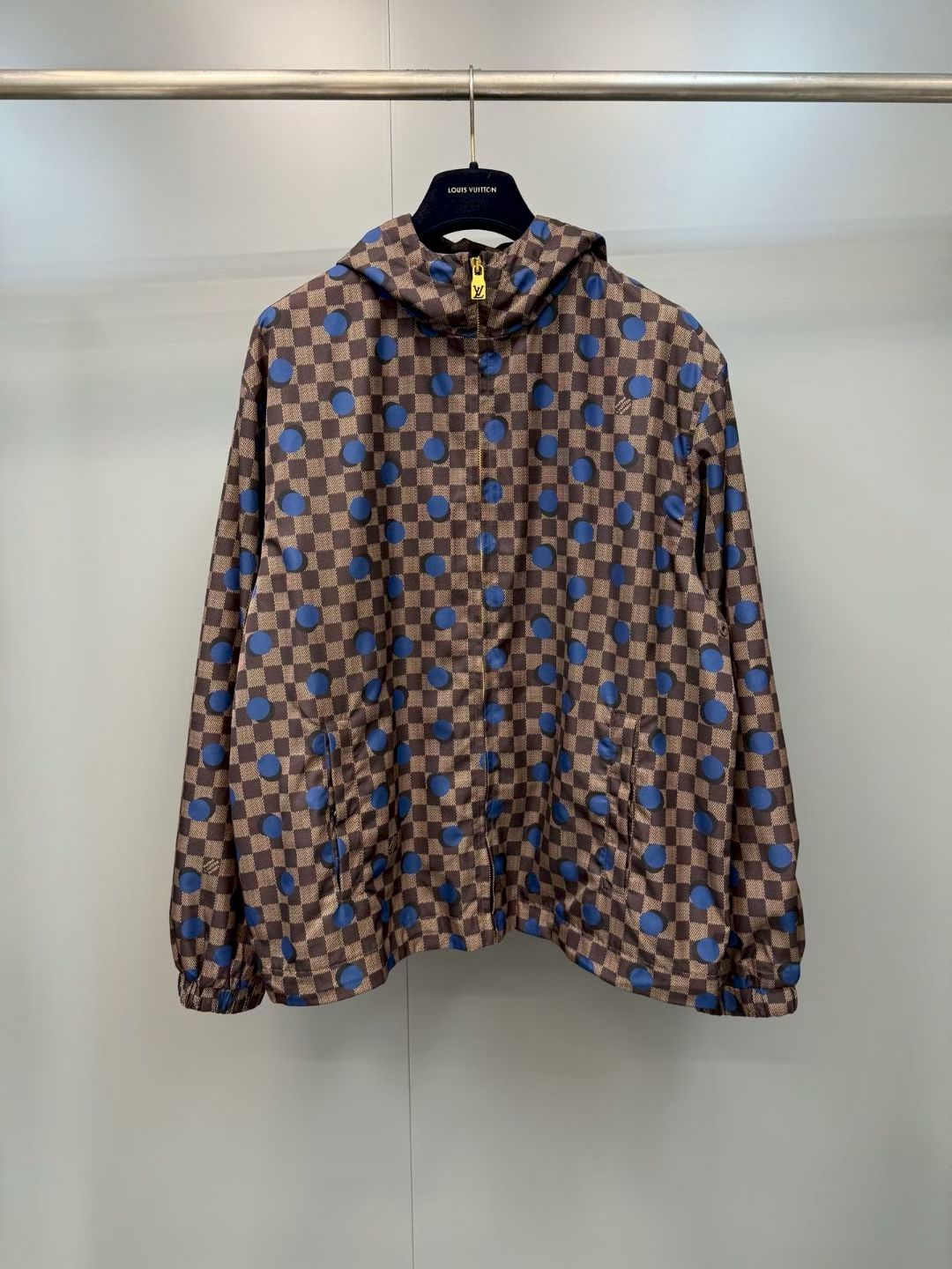 NO:867874,Lujia 26ss new early autumn series Damier checkerboard polka dot windproof long-sleeved jacket men's high version. Size S.M.L.19860909驴家 26ss新款早秋系列 Damier棋盘格波点防风长袖 夹克外套 男款 高版本. 码数S.M.L.XL.,路易威登-服装,louis vuitton,louis vuitton,louis vuitton,jackets & coats,jackets & coats,,Women's clothing