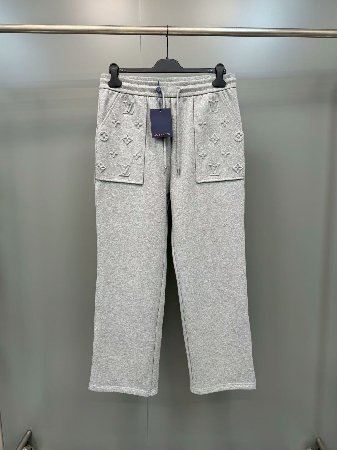 NO:867885,Lujia 26ss new comfortable sweatpants are made of soft cotton knitted fabric. The Monogram embossed logo on the pocket highlights the sophisticated texture. The comfortable drawstring waist is suitable for matching any look in all seasons. It is recommended to match it with the same sweatshirt for a smart and neat travel look. Size S.M.L.XL., Louis Vuitton-Clothing, louis vuitton, louis vuitton, louis vuitton,19860909驴家 26ss新款舒适的运动裤采用柔软的棉质针织面料制成,口袋上的 Monogram 压纹标识彰显考究质感.舒适的抽绳腰身,适宜在所有季节搭配任意造型.建议搭配同款运动衫,旅行造型干练利落. 码数S.M.L.XL.,路易威登-服装,louis vuitton,louis vuitton,louis vuitton,,Women's clothing