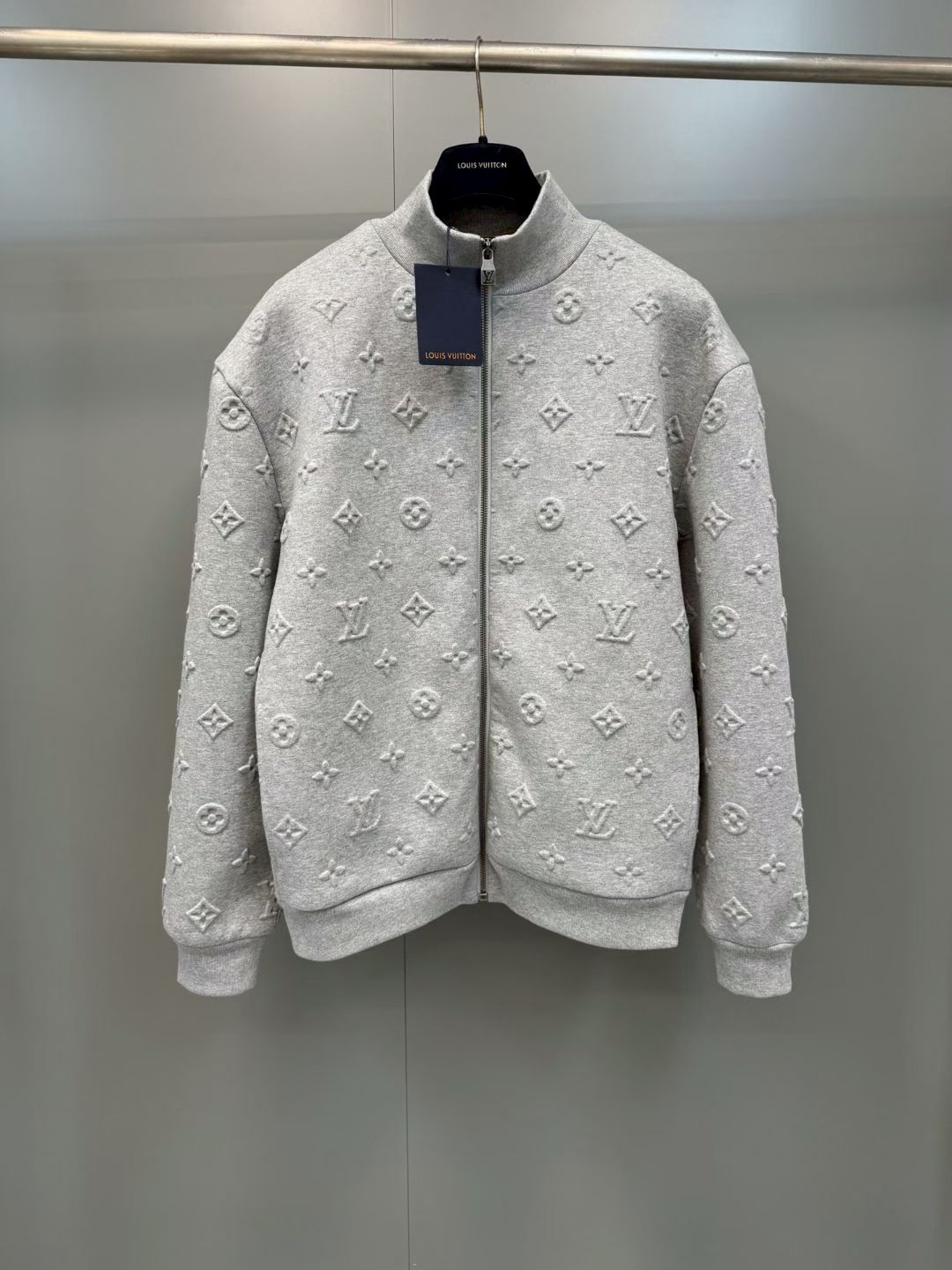 NO:867896,Lujia 26ss new cotton knitted sweatshirt injects exquisite brand style into casual daily life. The soft knitted fabric is fully embossed with the Monogram pattern. It is easy to mix and match, and it can be combined with the same series of trousers to form a textured travel suit. Size S.M.L.XL., Louis Vuitton-clothing, louis vuitton, louis vuitton, louis vuitton,19860909驴家 26ss新款棉质针织运动衫,为休闲日常注入精致的品牌格调.柔软的针织面料全幅压印 Monogram 图案.易于混搭,与同系列长裤组成质感旅行套装. 码数S.M.L.XL.,路易威登-服装,louis vuitton,louis vuitton,louis vuitton,,Women's clothing