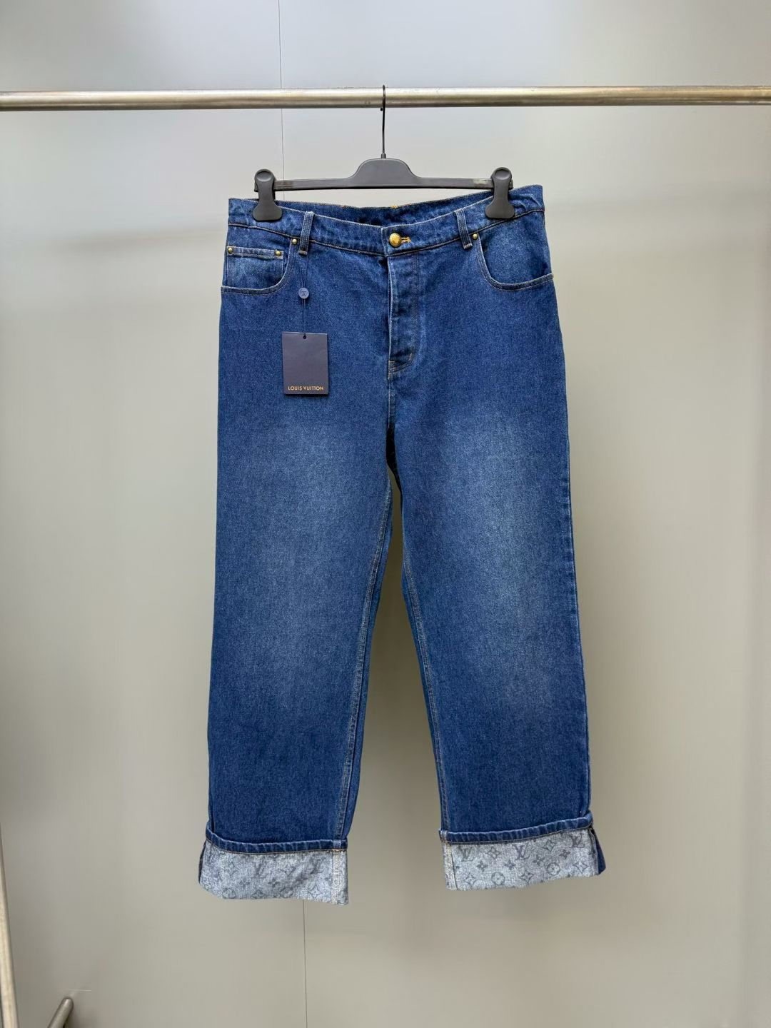 NO:867834,Lujia 26ss new Monogram early autumn series buttoned five-pocket straight wide-leg cuffed jeans for men high version. Size S.M.L.XL., Louis Vuitton-clothing, louis vuitton, louis vuitton, louis vuitton, jeans,19860909驴家 26ss新Monogram 早秋系列 纽扣五口袋直筒阔腿翻边 牛仔裤 男 高版本. 码数S.M.L.XL.,路易威登-服装,louis vuitton,louis vuitton,louis vuitton,jeans,,Women's clothing