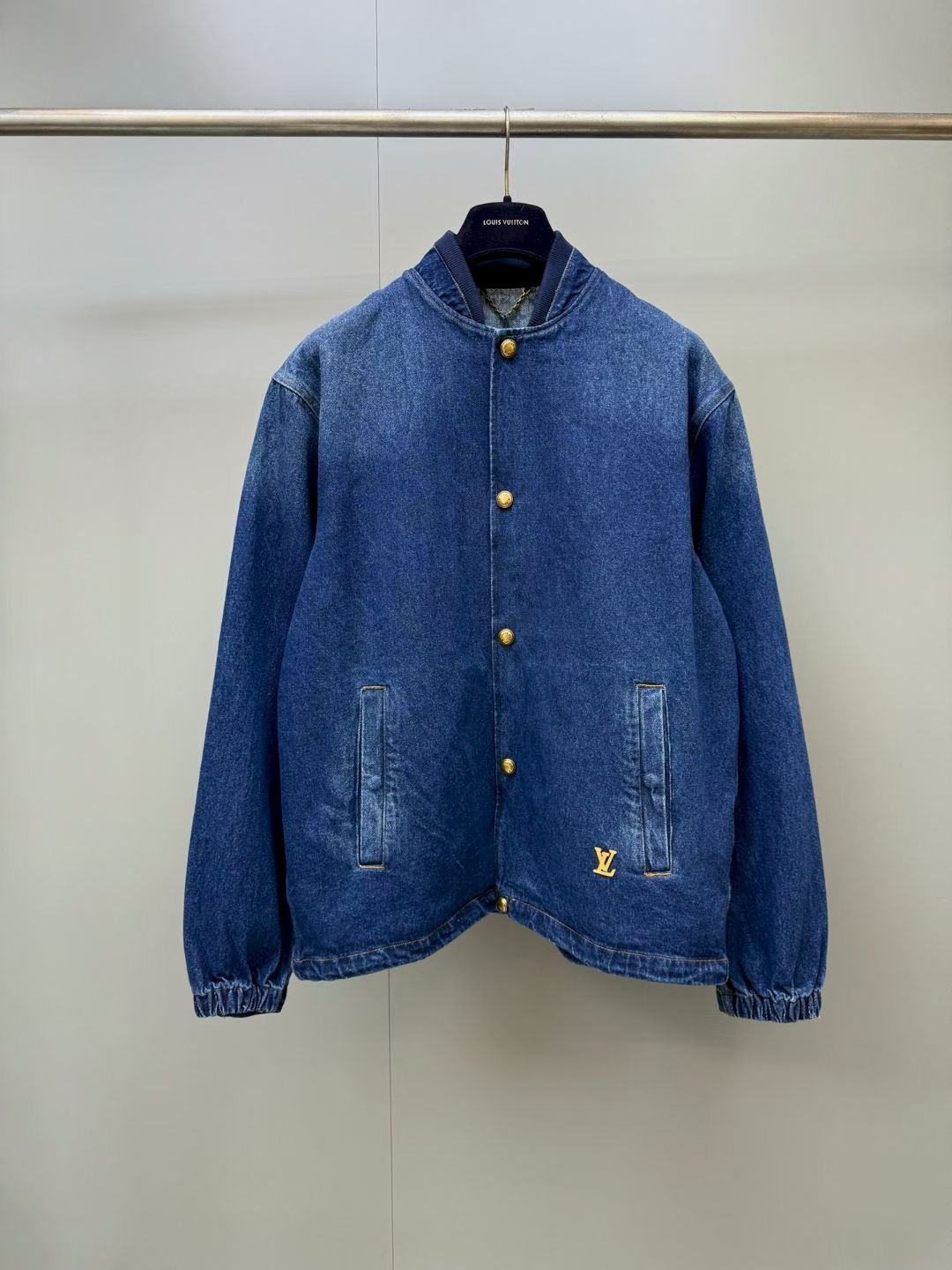 NO:867845,Lujia 26ss new early autumn series baseball collar single-breasted logo patch long-sleeved denim jacket men high version. Size S.M.L.XL.,Louis Vuitton-clothing,louis vuitton,louis vuitton,louis vuitton,jackets & coats,19860909驴家 26ss新早秋系列 棒球领单排扣徽标帖哦长袖 牛仔外套 男 高版本. 码数S.M.L.XL.,路易威登-服装,louis vuitton,louis vuitton,louis vuitton,jackets & coats,,Women's clothing