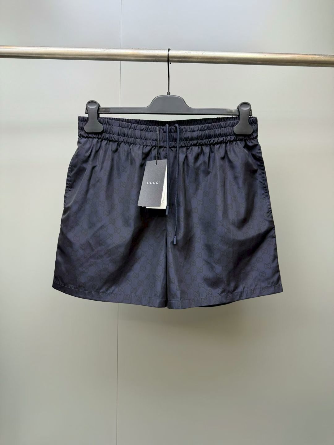 NO:867967,G Home 26ss New Generation Gucci deeply explores the brand's classic design elements, integrating designs from different generations into an aesthetic narrative. This matching series perfectly combines comfortable and simple silhouettes with high-end fabrics. These shorts are made of GG cotton canvas, with an elastic waist and drawstring cuff design. Size S.M.L.XL., Gucci - Clothing, gucci, gucci, gucci, shorts,19860909G家 26ss新款Generation Gucci 深入探索品牌经典设计元素,将不同世代的设计融合成一种美学叙事.这套配套系列将舒适简约的廓形与高级面料完美结合.这款短裤以GG棉帆布打造,配有松紧腰头和抽绳收口设计. 码数S.M.L.XL.,古驰-服装,gucci,gucci,gucci,shorts,,Women's clothing