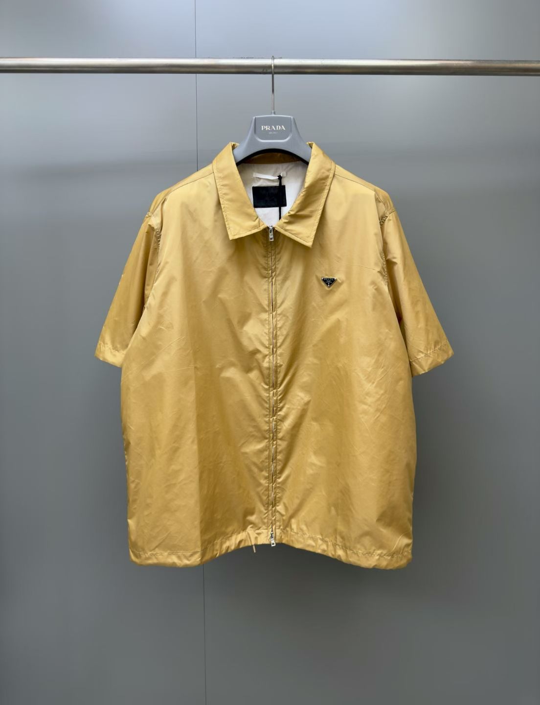 NO:867919,Prada 26ss new Re-Nylon solid color thin nylon zipper short-sleeved shirt men high version. Size S.M.L.XL., Prada-clothing, prada, shirts, T-shirt,19860909普拉达 26ss新Re-Nylon 纯色轻薄尼龙拉链短袖 衬衫 男 高版本. 码数S.M.L.XL.,普拉达-服装,prada,shirts,T-shirt,,Women's clothing